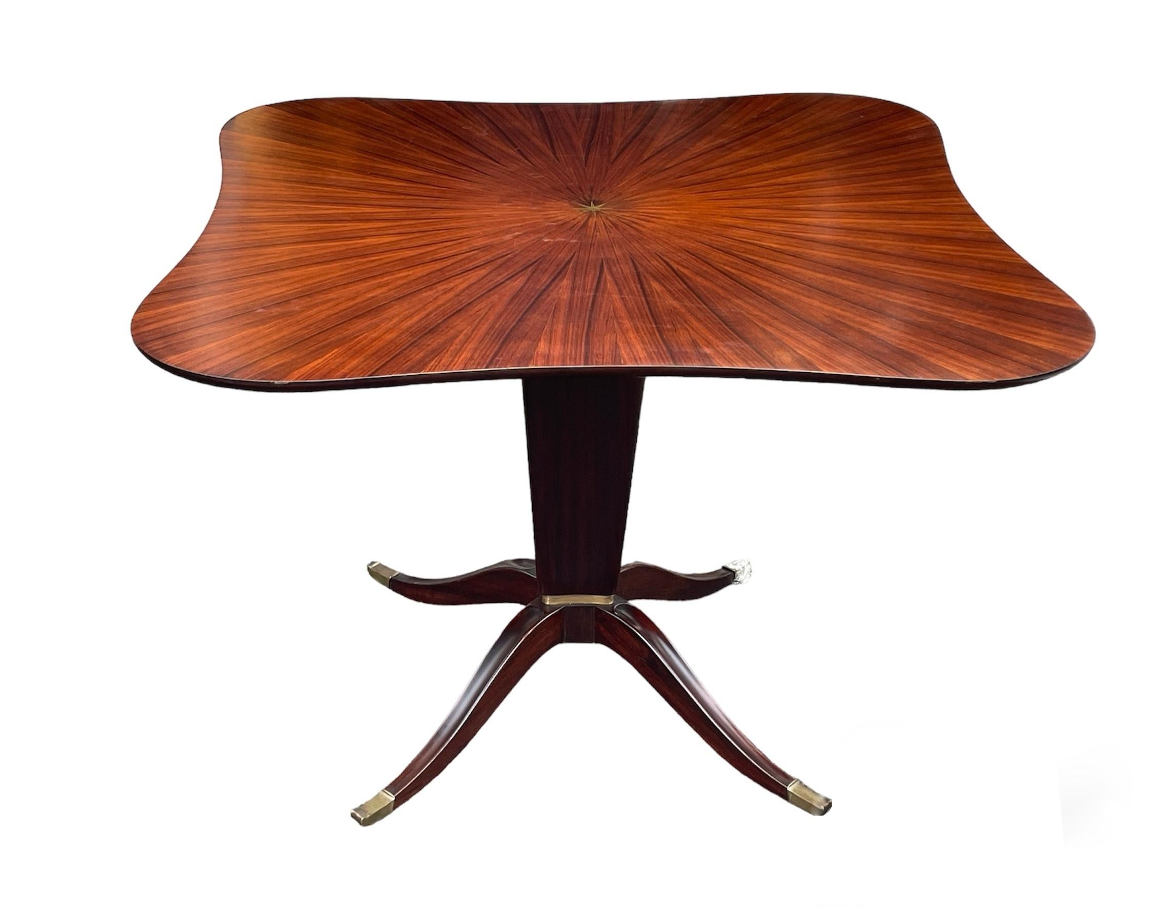 Voici une magnifique table et des chaises de salle à manger du milieu du siècle par le célèbre architecte/designer italien, Paolo Buffa (1903-1970). Cette table et ces chaises en bois de rose sont un parfait exemple du design et de la construction