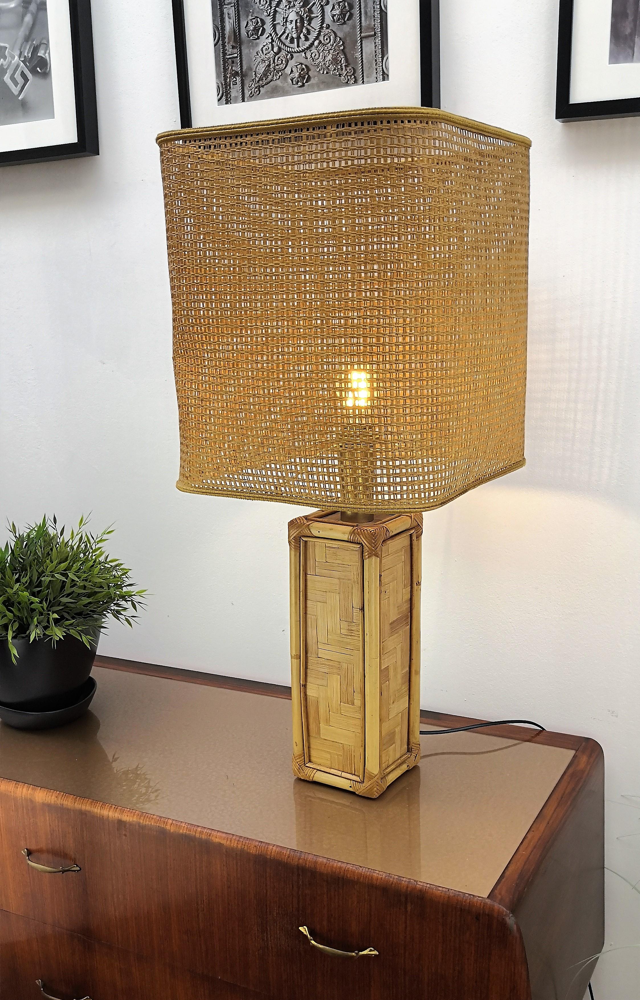 Midcentury Vintage Italian Rattan Bamboo Cane and Brass Table Lamp In Good Condition For Sale In Carimate, Como