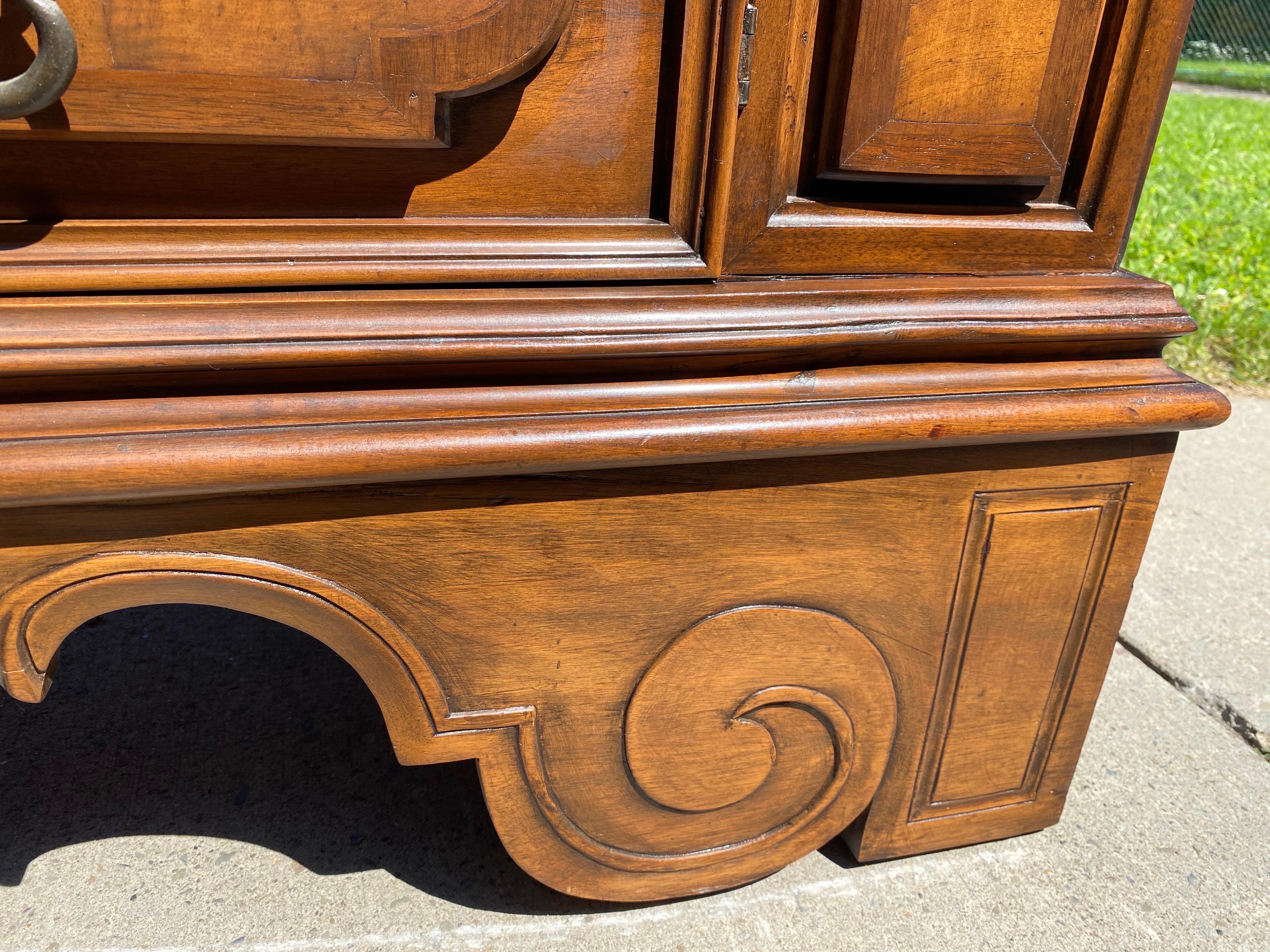 Mid century vintage Italian renaissance revival secretaries desk In Good Condition For Sale In Allentown, PA