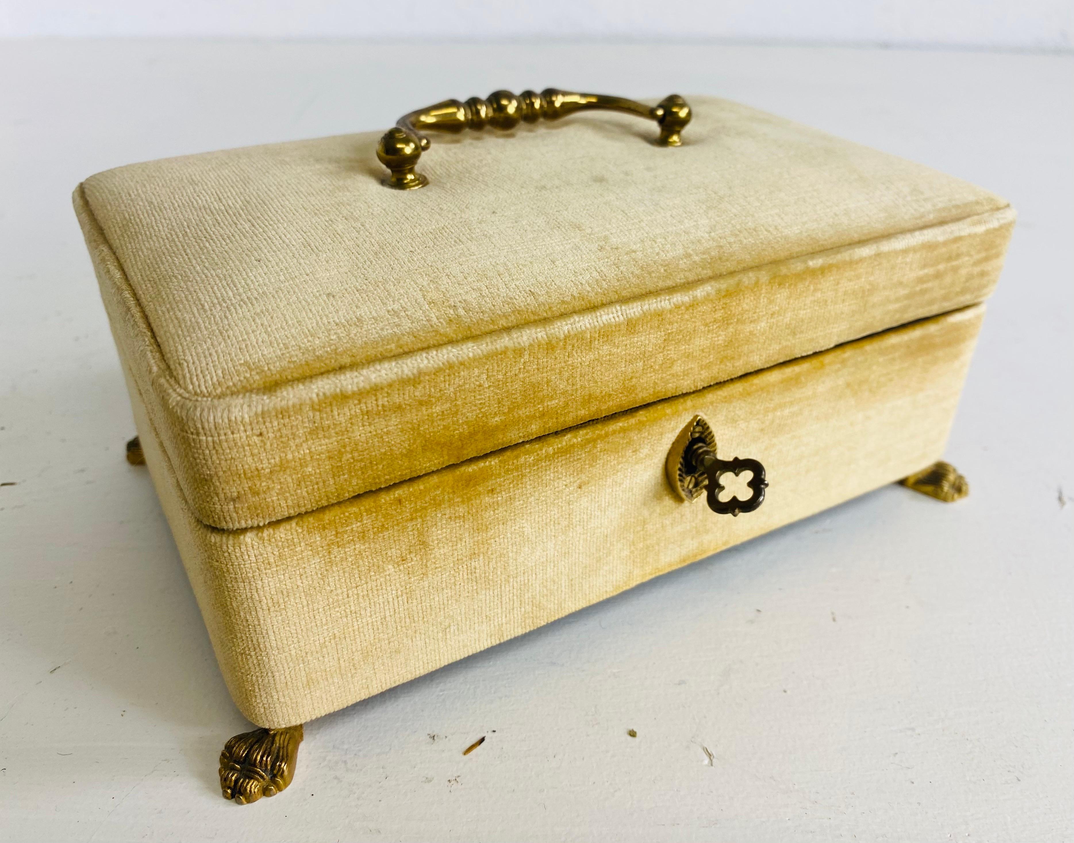Mid-century vintage Italian velvet covered jewelry box In Good Condition For Sale In Allentown, PA
