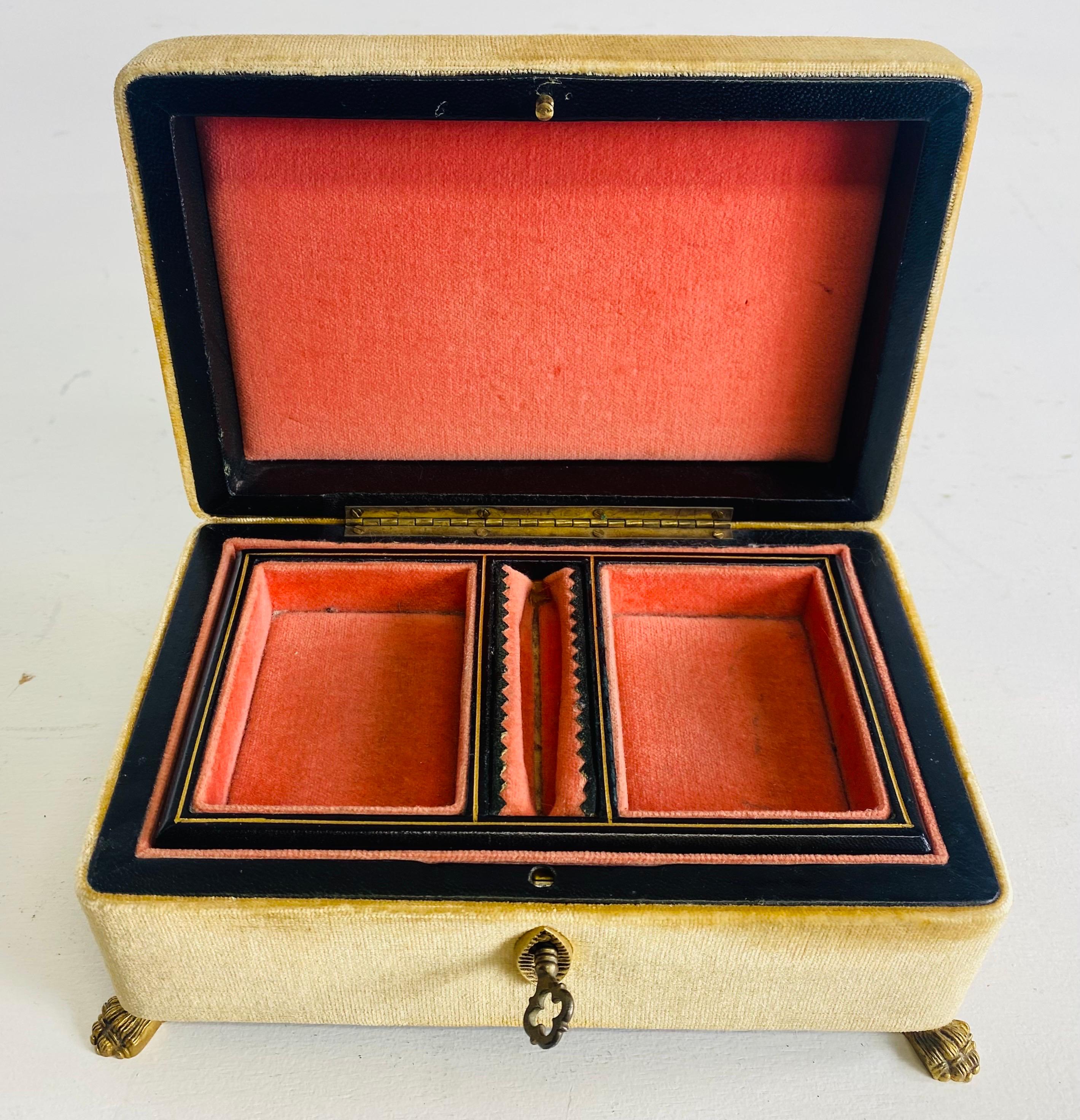 Mid-century vintage Italian velvet covered jewelry box For Sale 1