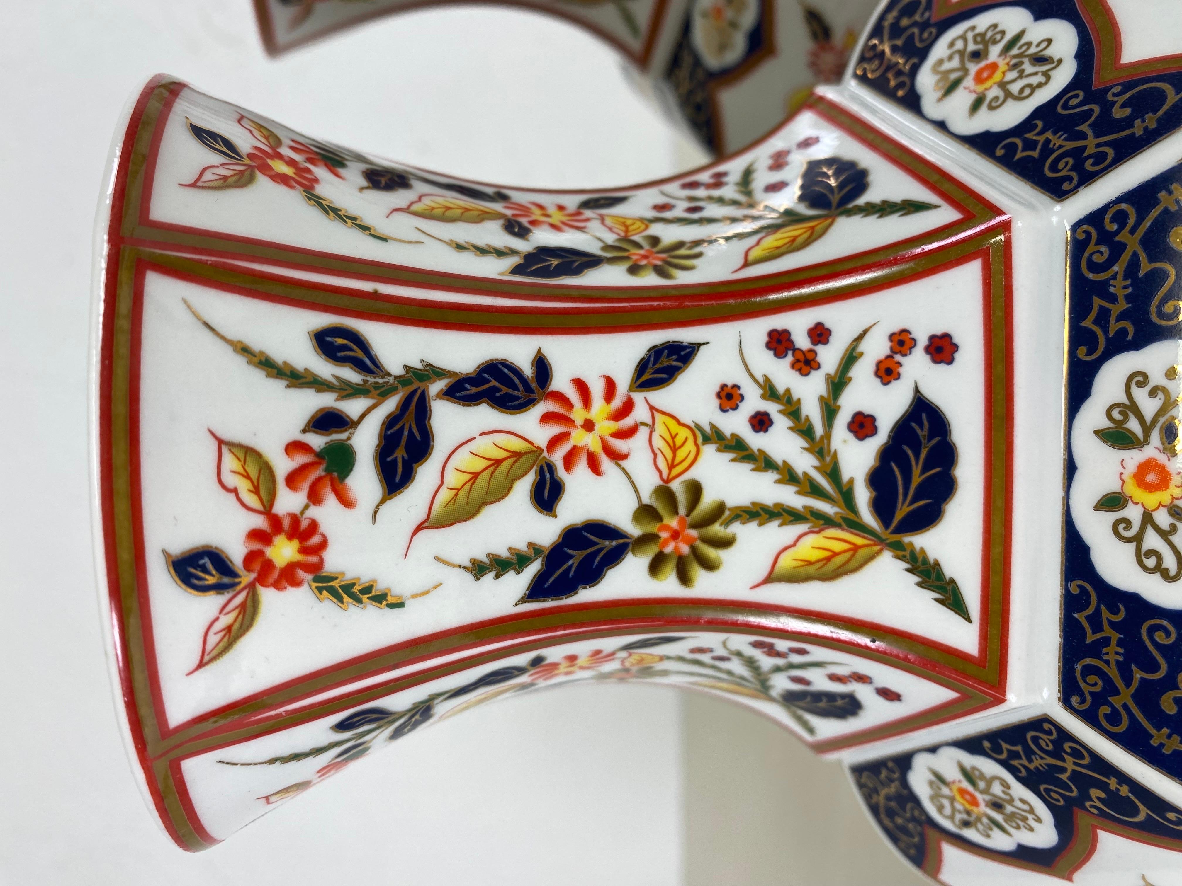 Dies ist ein Paar japanischer Export-Imari-Vasen aus der Mitte des Jahrhunderts. Diese Porzellanvasen haben ein florales Motiv, das auf die gesamte Oberfläche der Vasen gemalt ist, und ein geometrisches Muster am Boden. Diese Vasen wurden um 1980 in