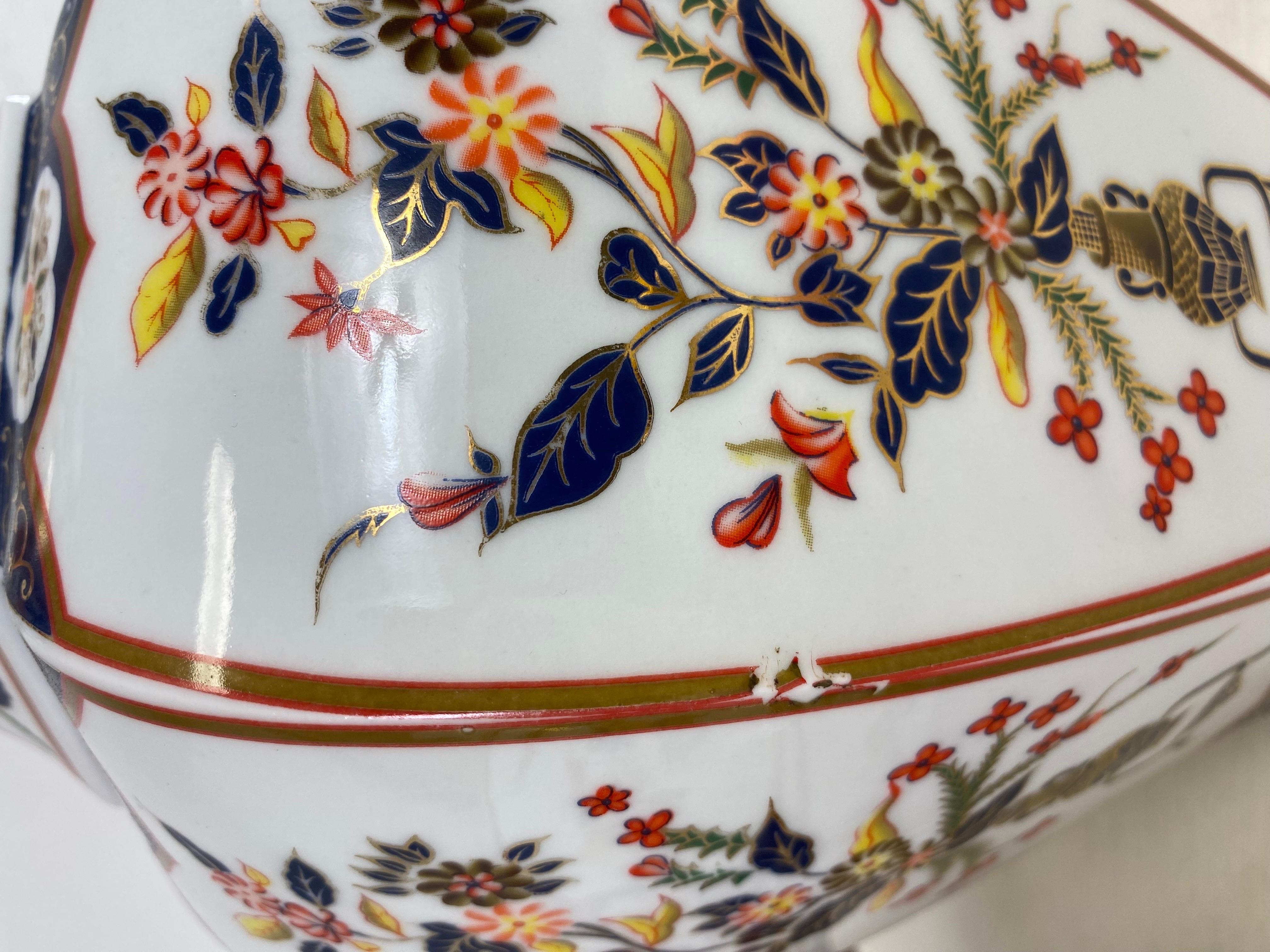 Midcentury Vintage Japanese Export Porcelain Imari Vases/ a Pair For Sale 2