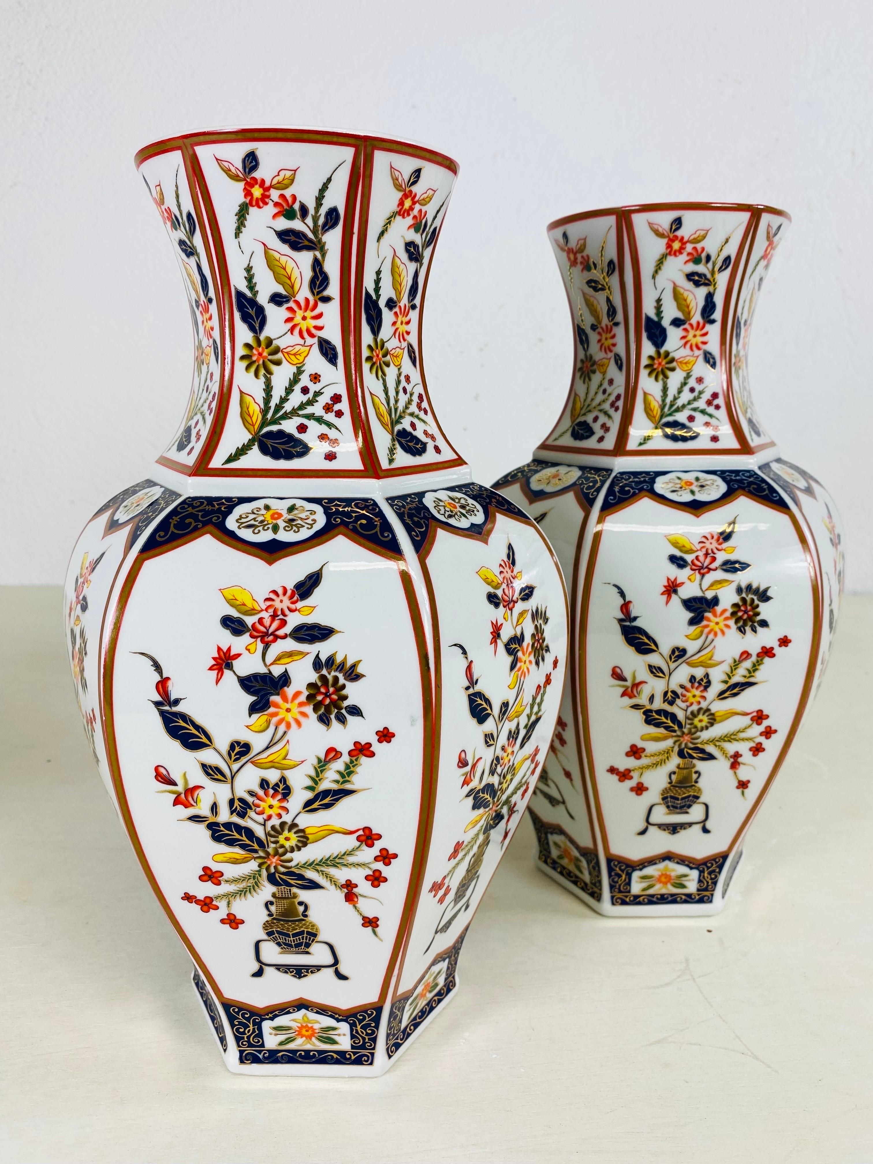 Midcentury Vintage Japanese Export Porcelain Imari Vases/ a Pair For Sale 3