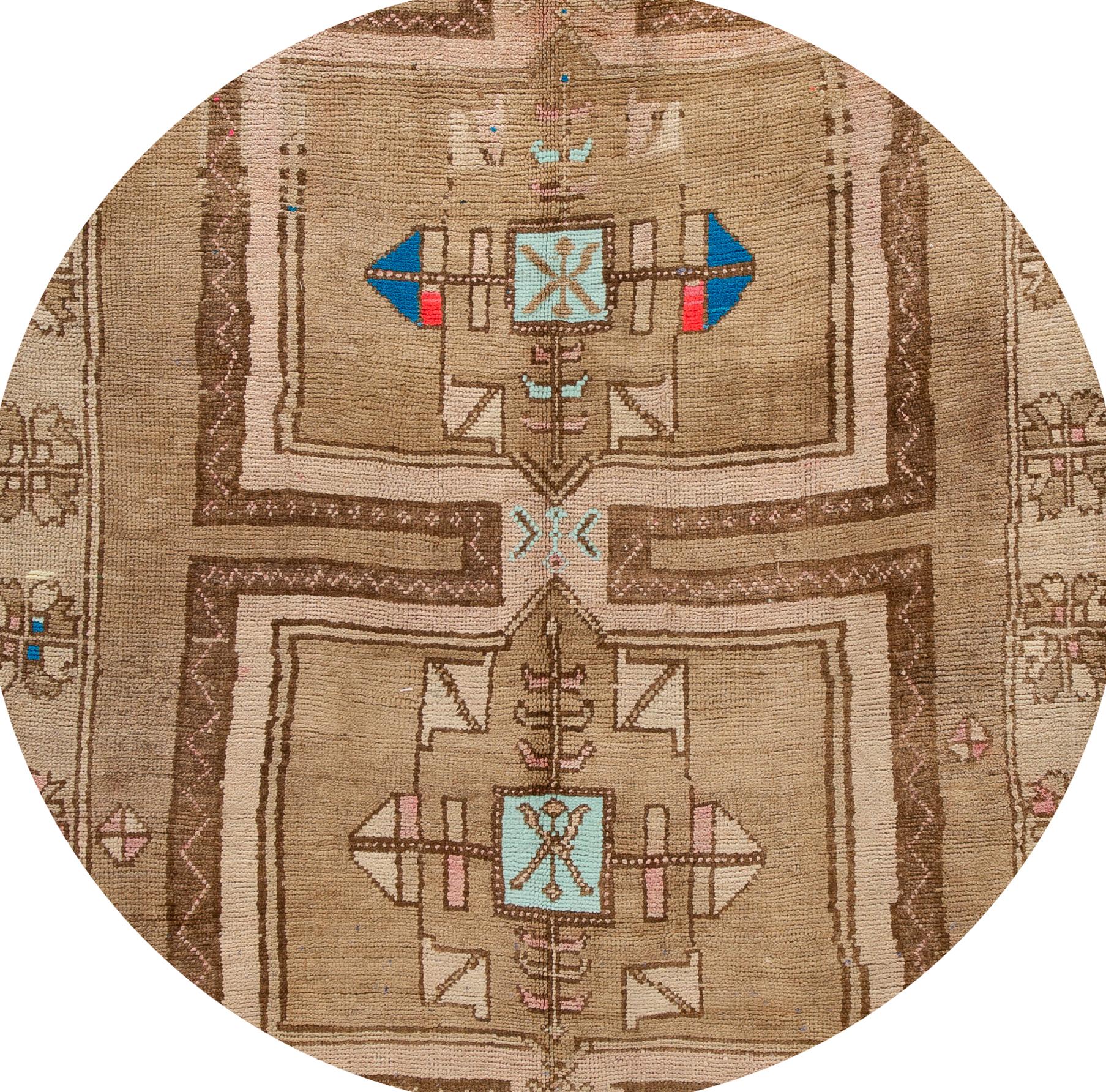 Schöner türkischer Kars-Teppich im Vintage-Stil, handgeknüpft aus Wolle mit einem braunen Feld, hellbraunen und mehrfarbigen Akzenten in einem All-Over-Multi-Medaillon-Design.
Dieser Teppich misst 5' 7