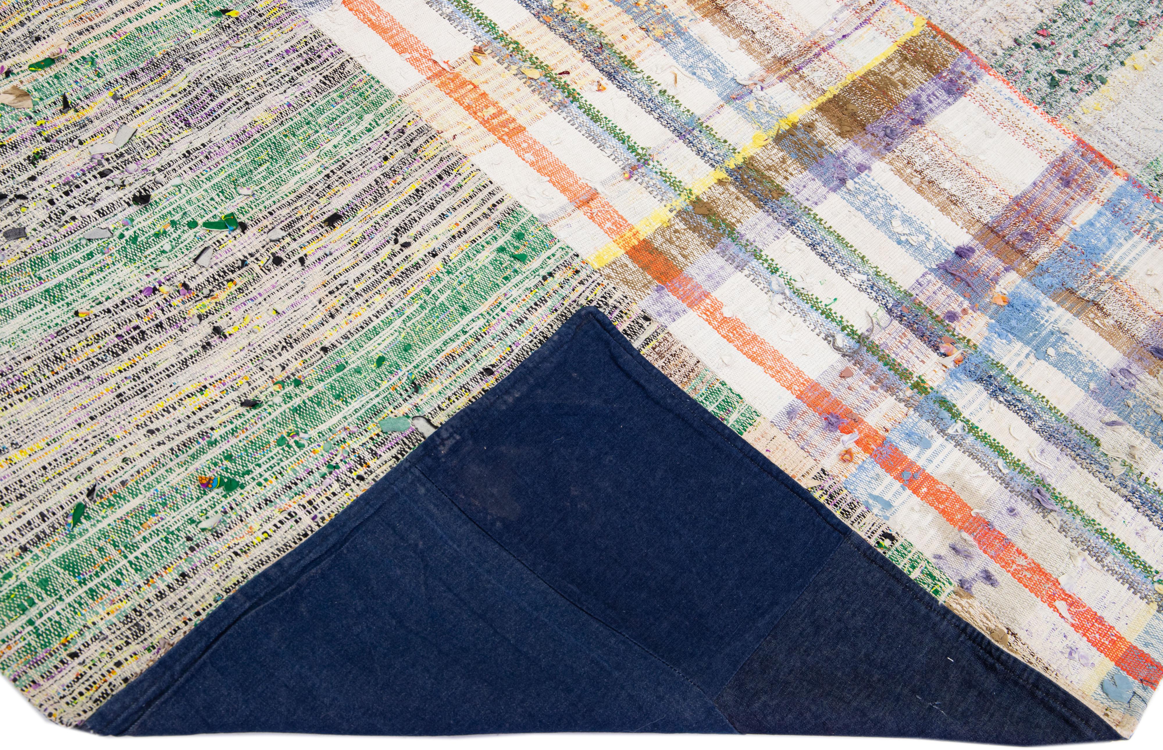 Schöner, flachgewebter Kilim-Wollteppich im Vintage-Stil mit mehrfarbigem Feld und wunderschönem Allover-Patchwork-Motiv. 

Dieser Teppich misst: 7'1