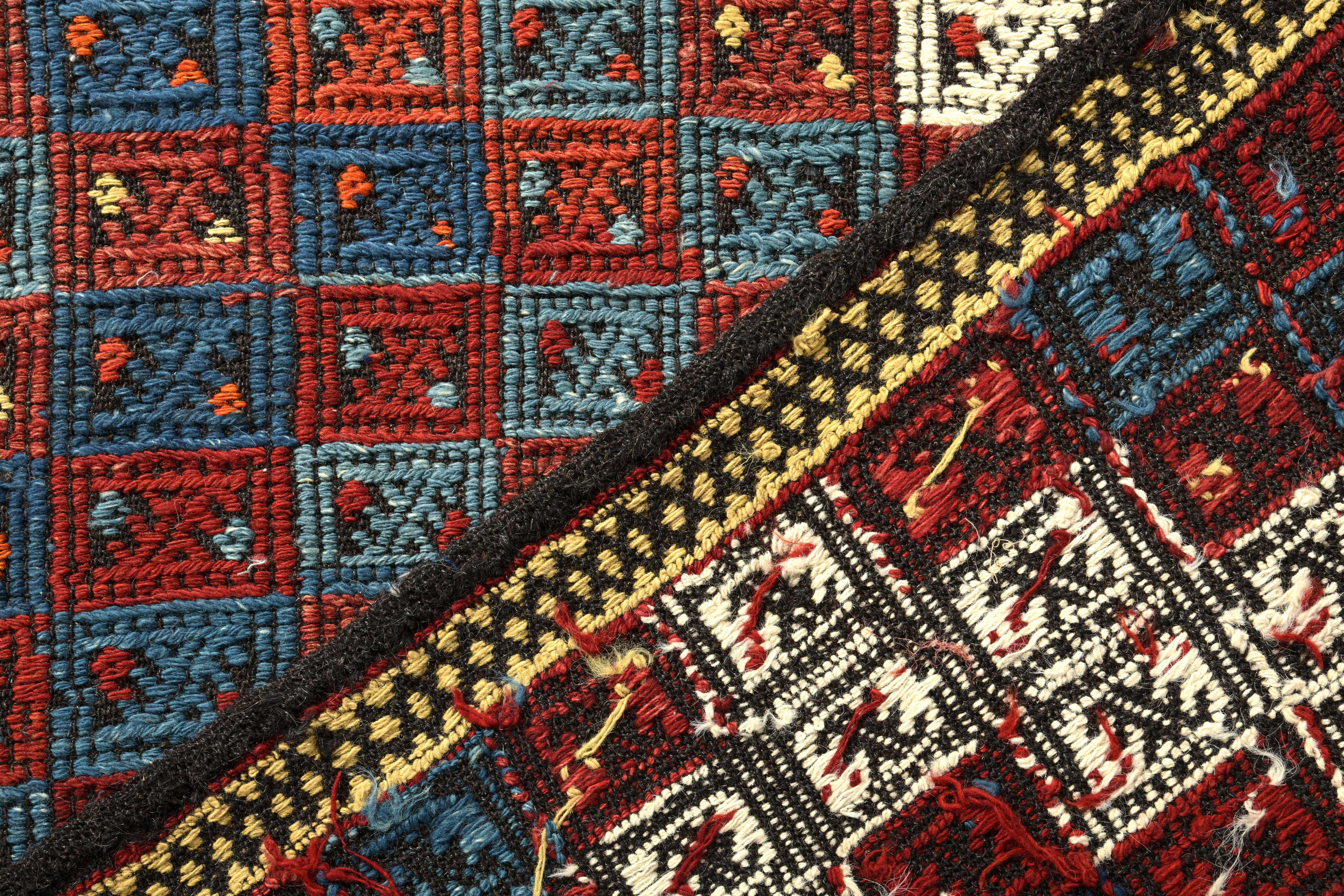 Mid-Century Vintage Rot in Blau Weiß Geometrisches All-Over-Muster von Teppich & Kelim im Zustand „Gut“ im Angebot in Long Island City, NY