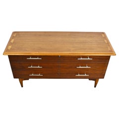 Mid-Century Vintage Lane's "Acclaim" Zedernholz-Hoffnungstruhe