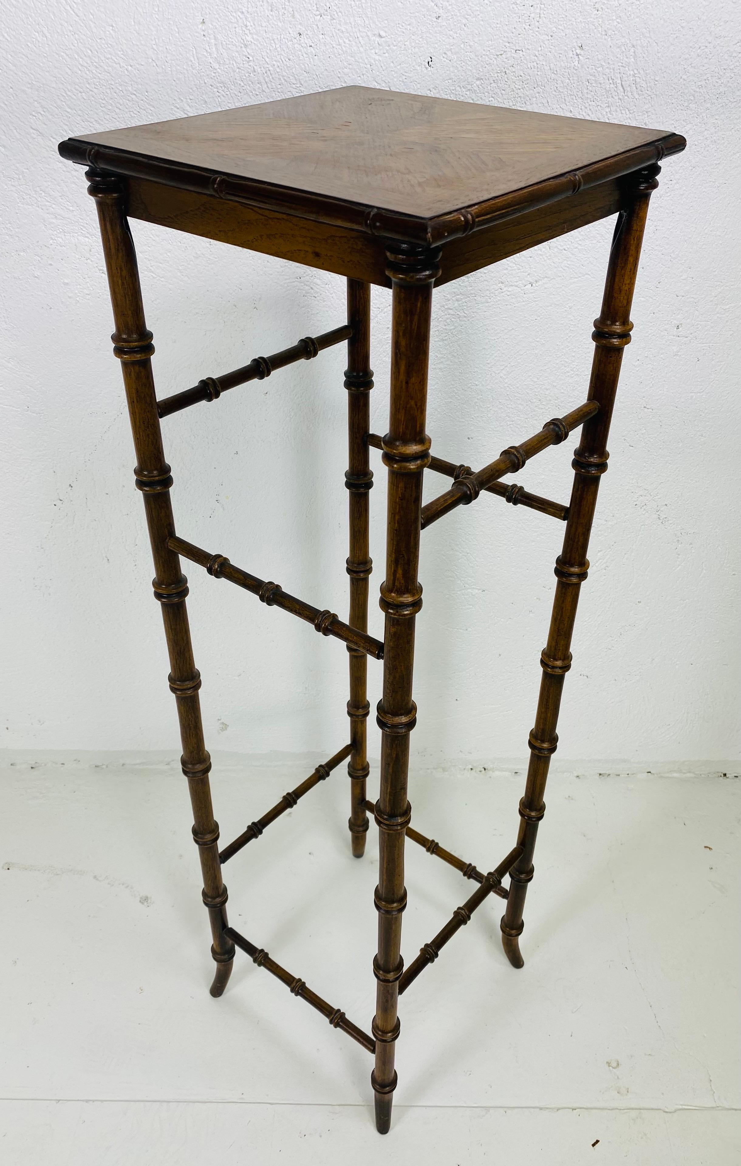 Pedestal de bambú de imitación Lane Furniture Co. vintage de mediados de siglo Estadounidense en venta