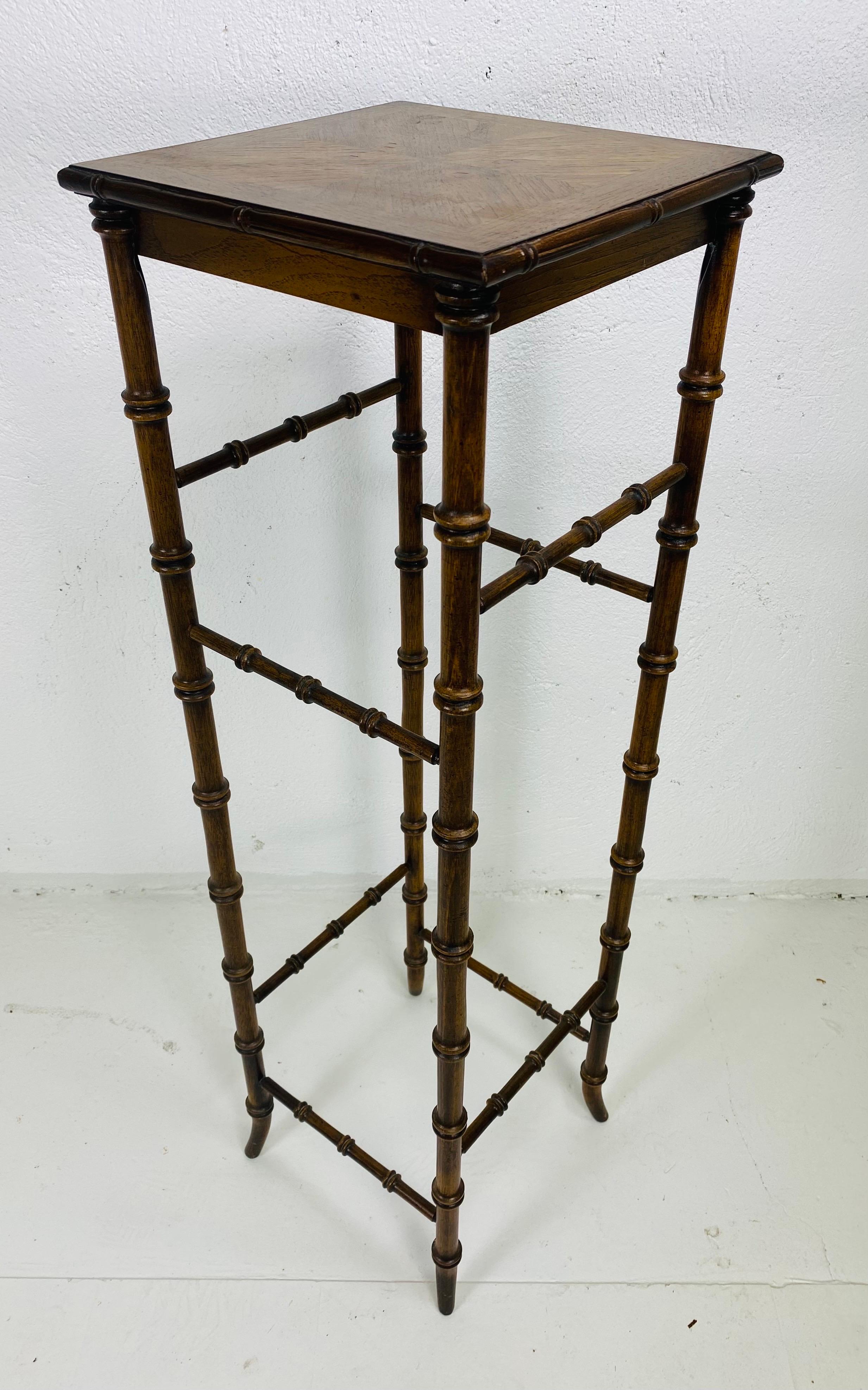 Pedestal de bambú de imitación Lane Furniture Co. vintage de mediados de siglo Madera en venta