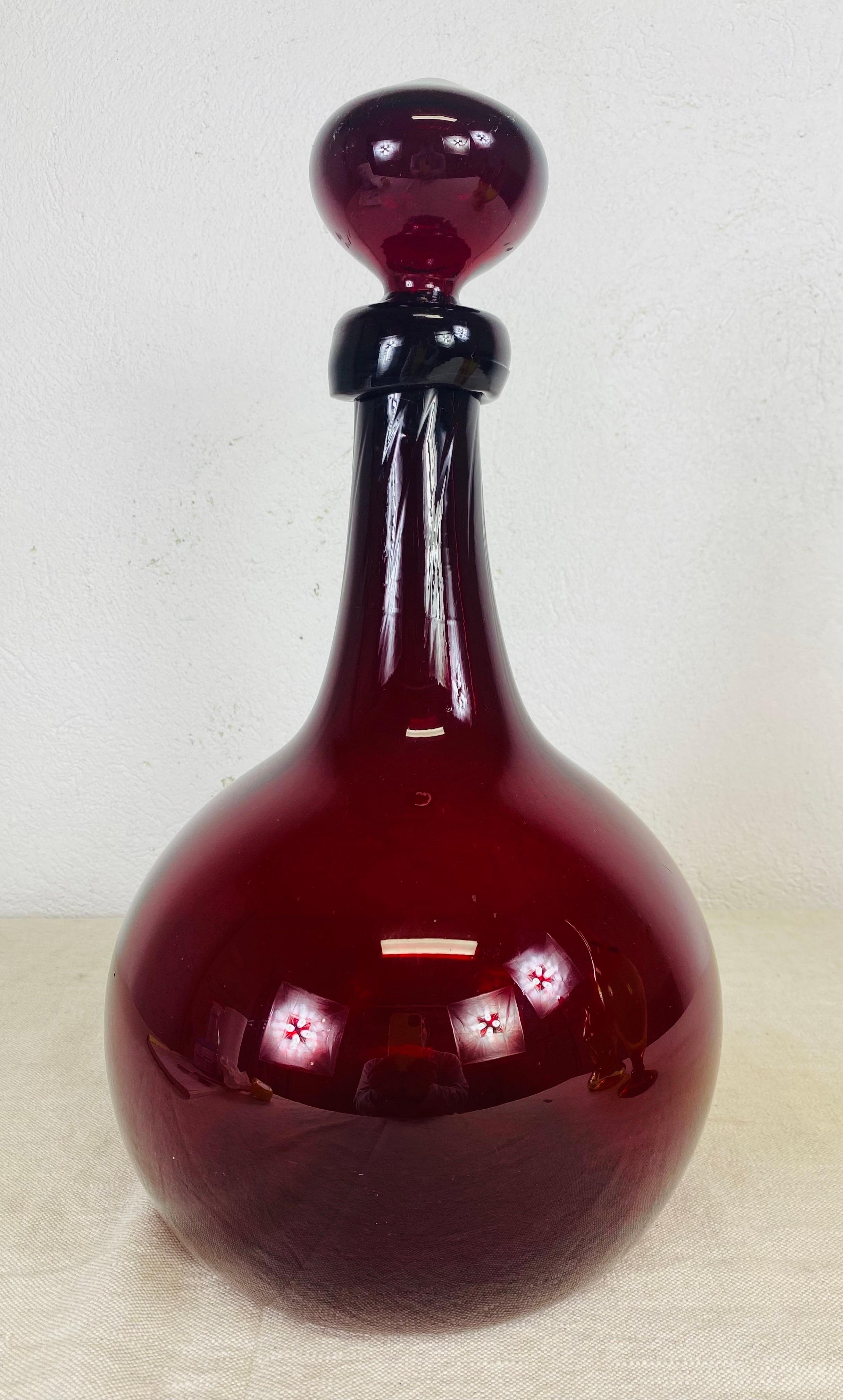 Mitte des Jahrhunderts großes Blenko mundgeblasenes rubinrotes Glas mit Stopfen (amerikanisch) im Angebot