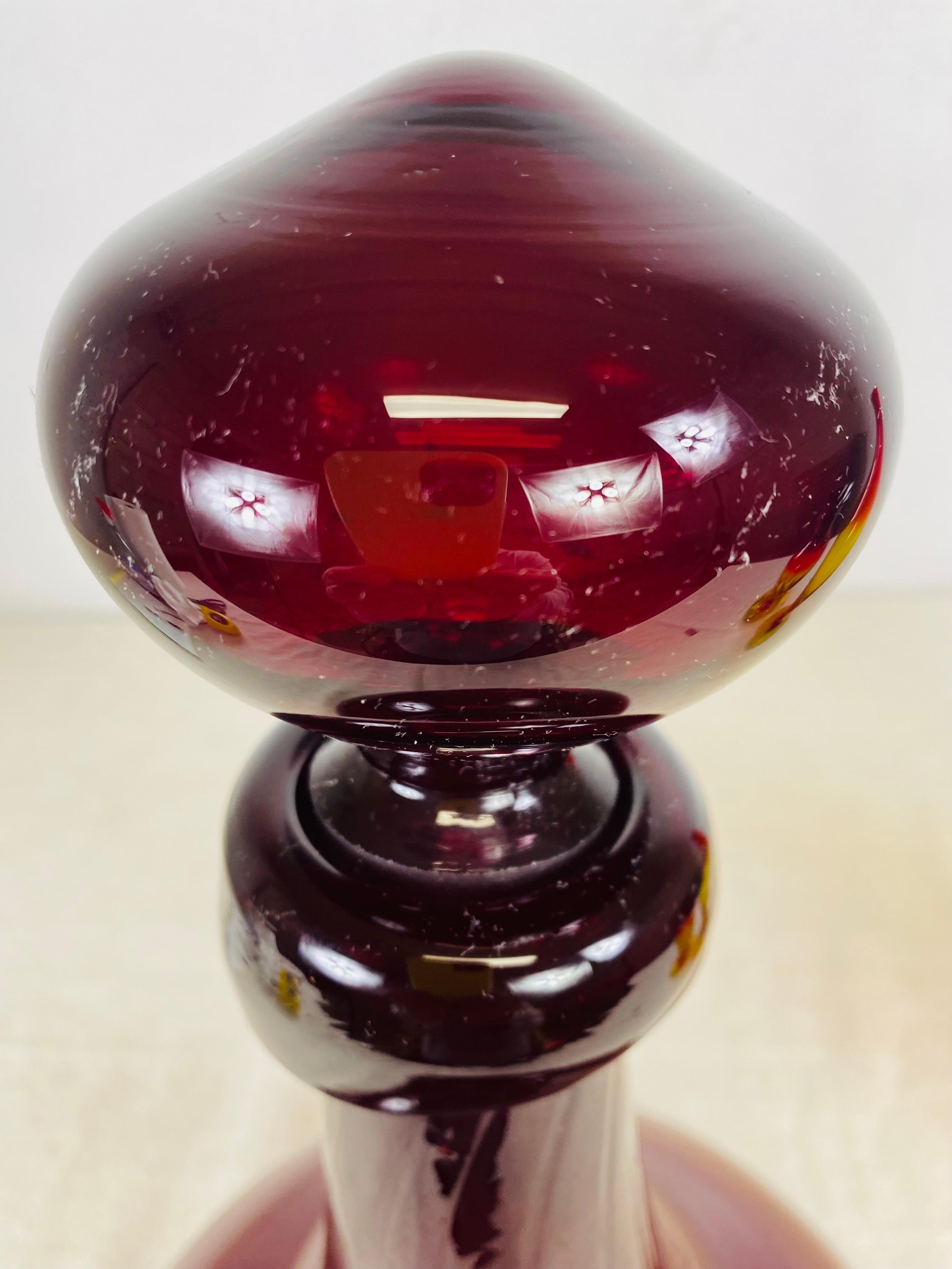 Mitte des Jahrhunderts großes Blenko mundgeblasenes rubinrotes Glas mit Stopfen (Mitte des 20. Jahrhunderts) im Angebot