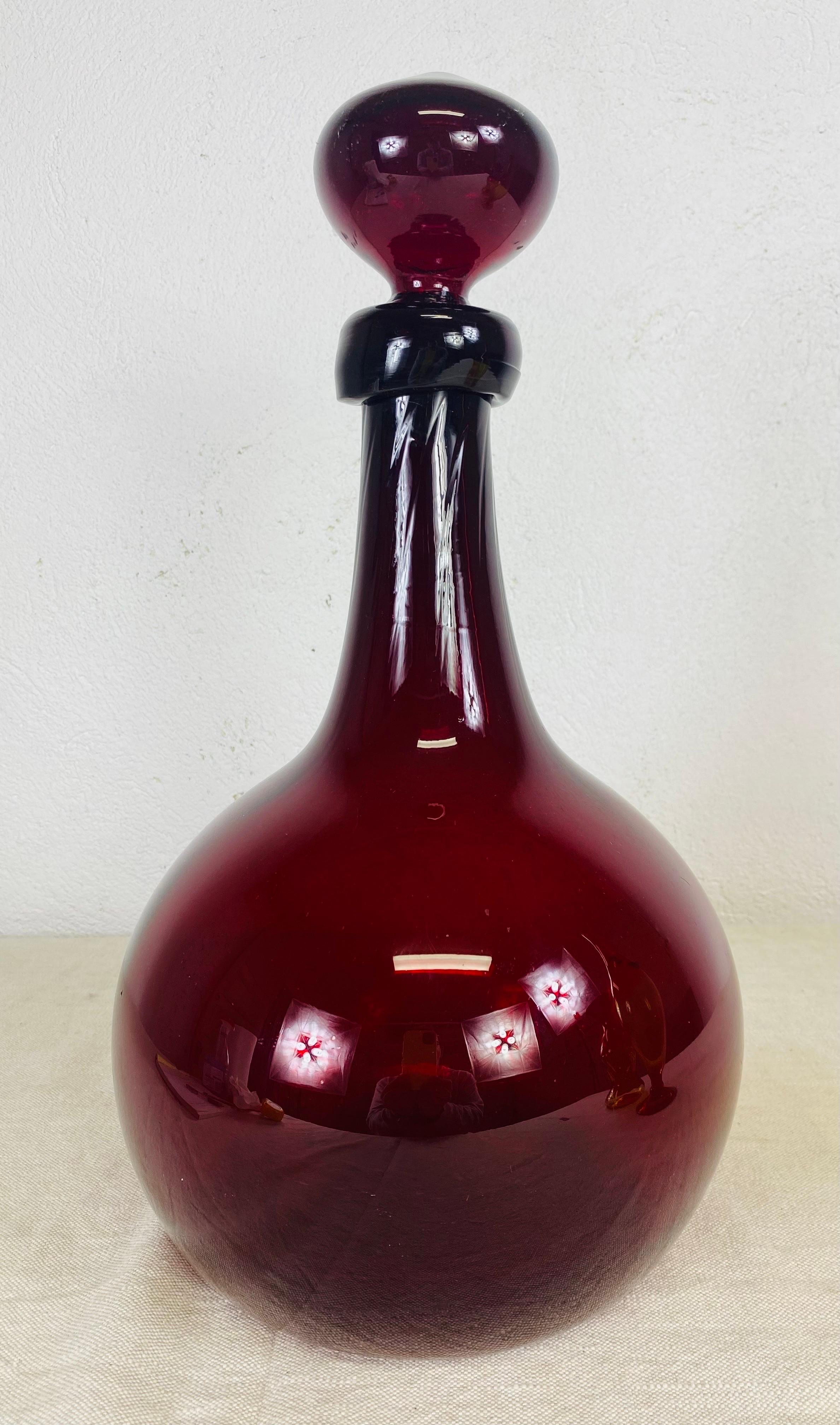 Mitte des Jahrhunderts großes Blenko mundgeblasenes rubinrotes Glas mit Stopfen im Angebot 1
