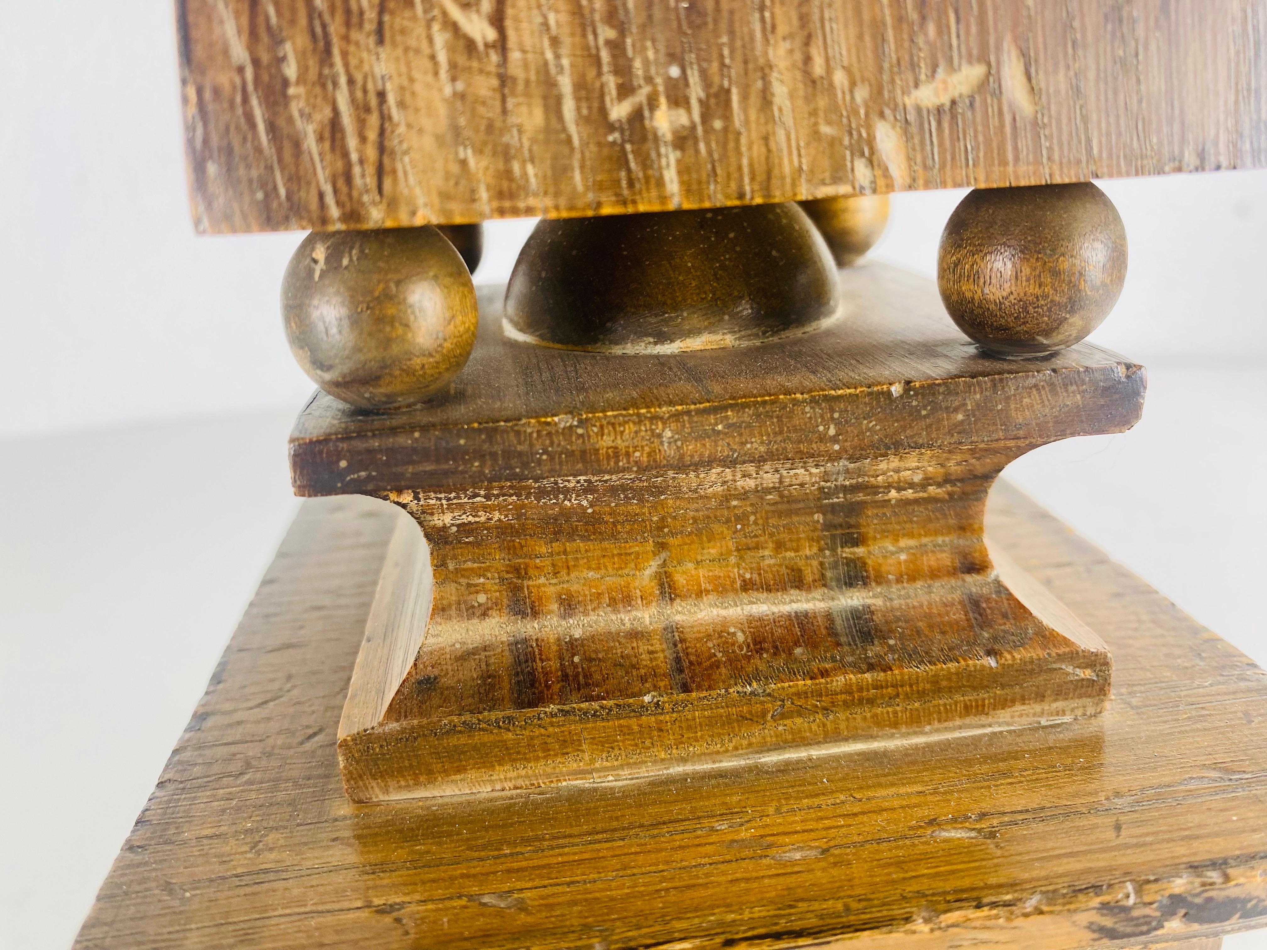 Mid-century vintage large walnut obelisk table lamp in vendita 2