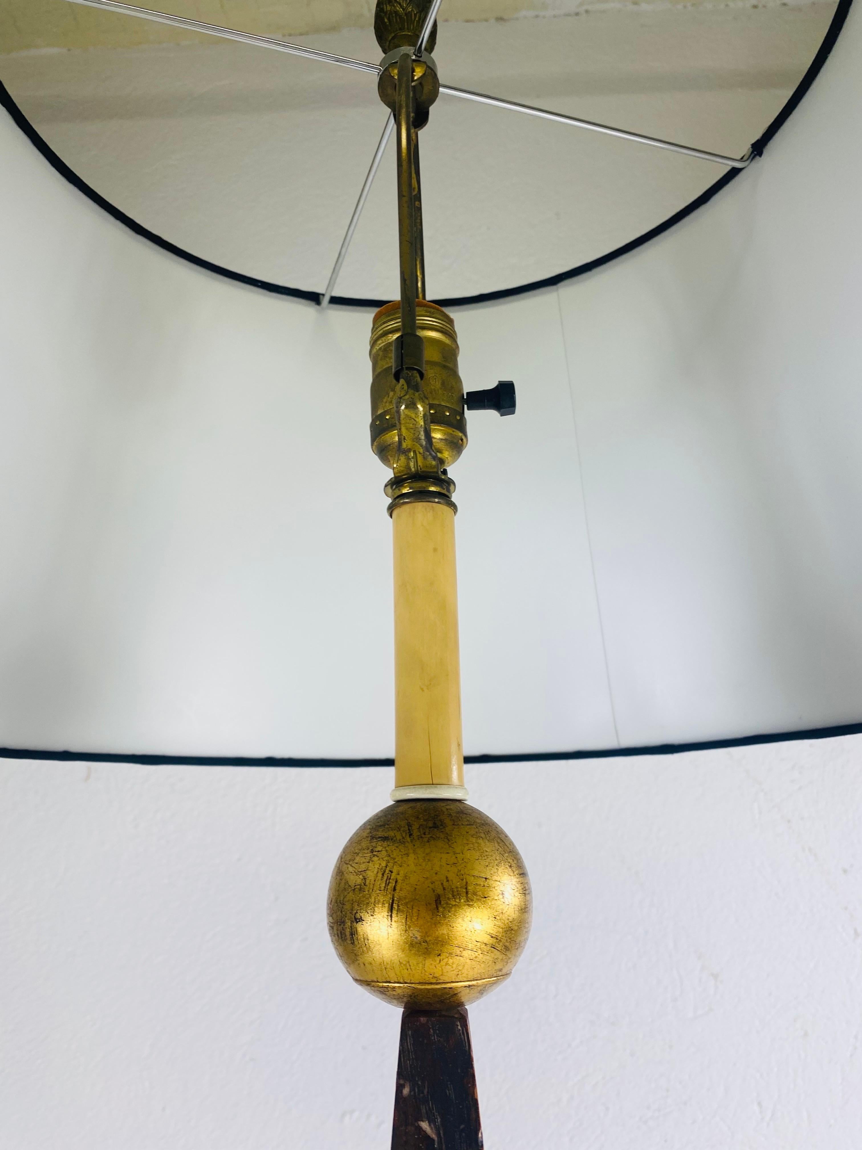 Mid-century vintage large walnut obelisk table lamp in vendita 3