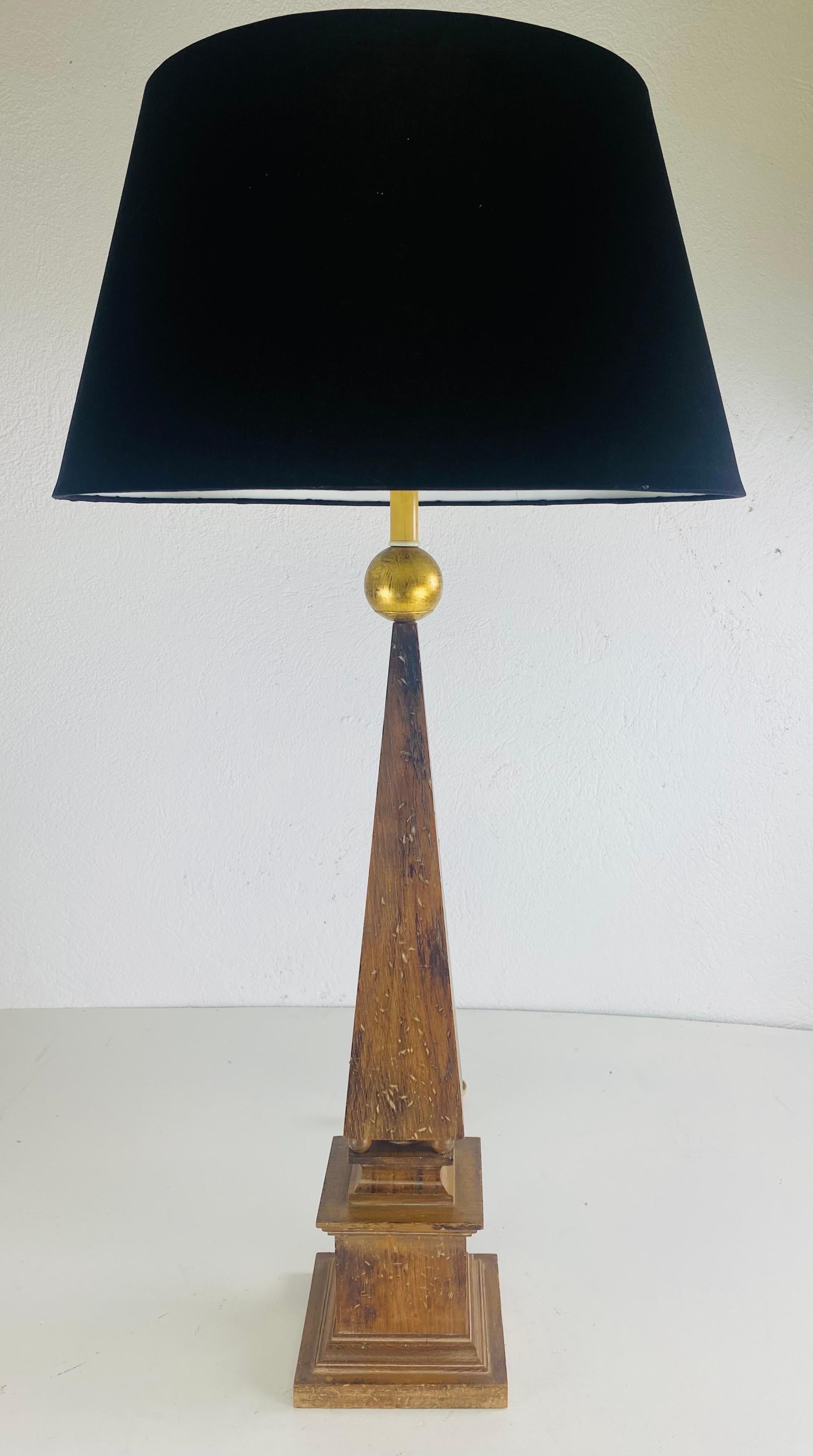 Mid-century vintage large walnut obelisk table lamp in vendita 4