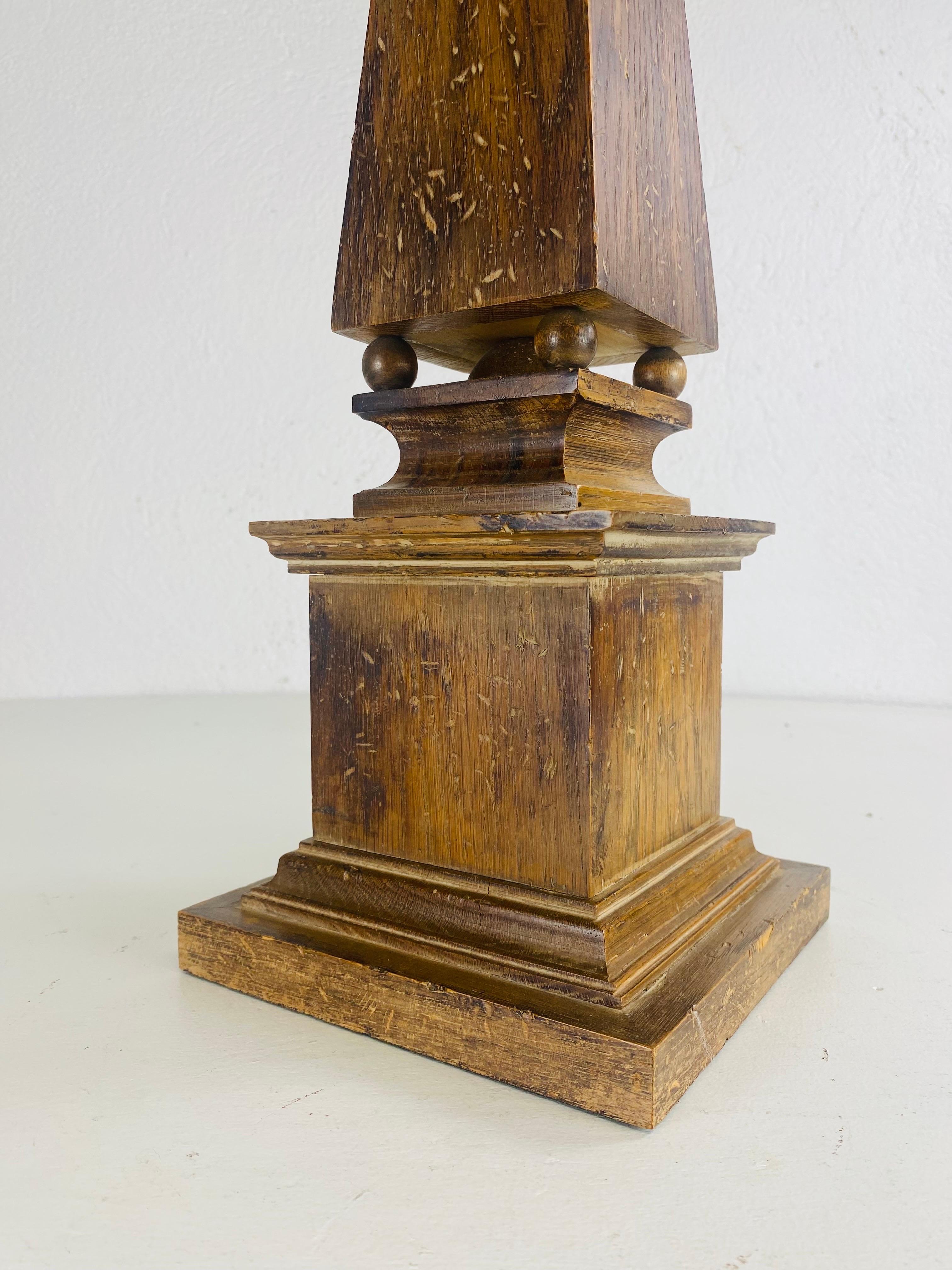 Direttorio Mid-century vintage large walnut obelisk table lamp in vendita