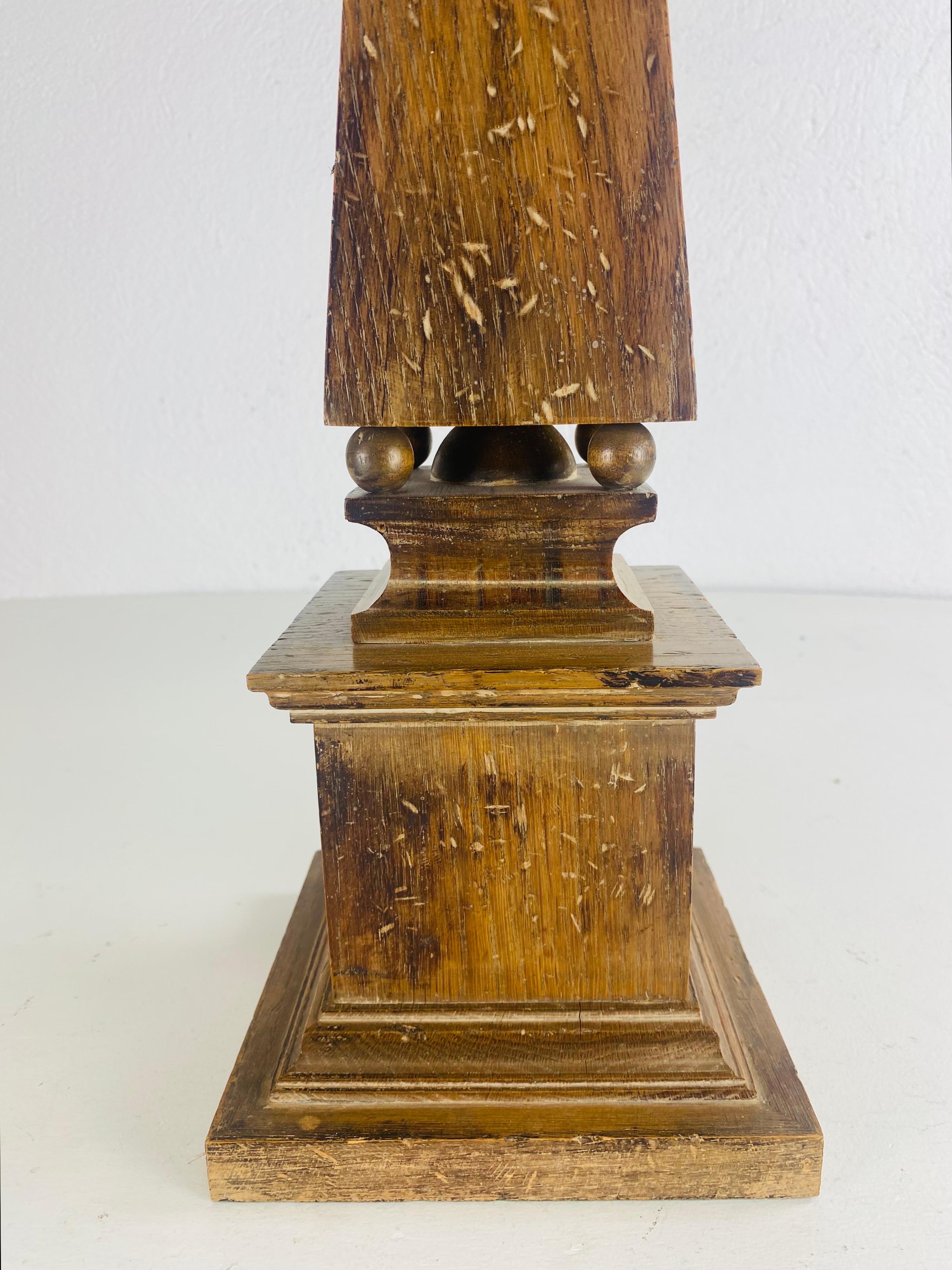 Americano Mid-century vintage large walnut obelisk table lamp in vendita