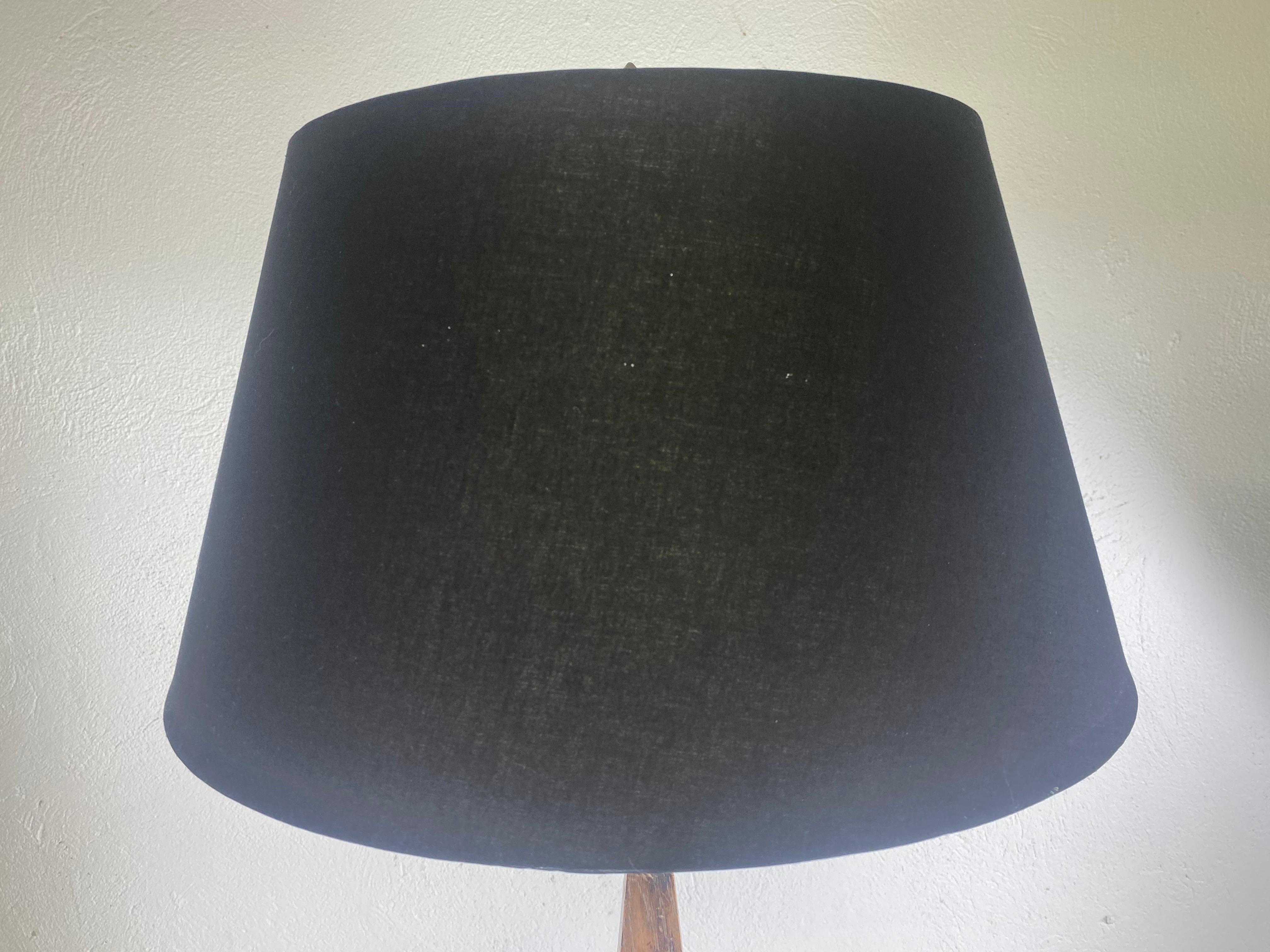 Mid-century vintage large walnut obelisk table lamp In condizioni buone in vendita a Allentown, PA