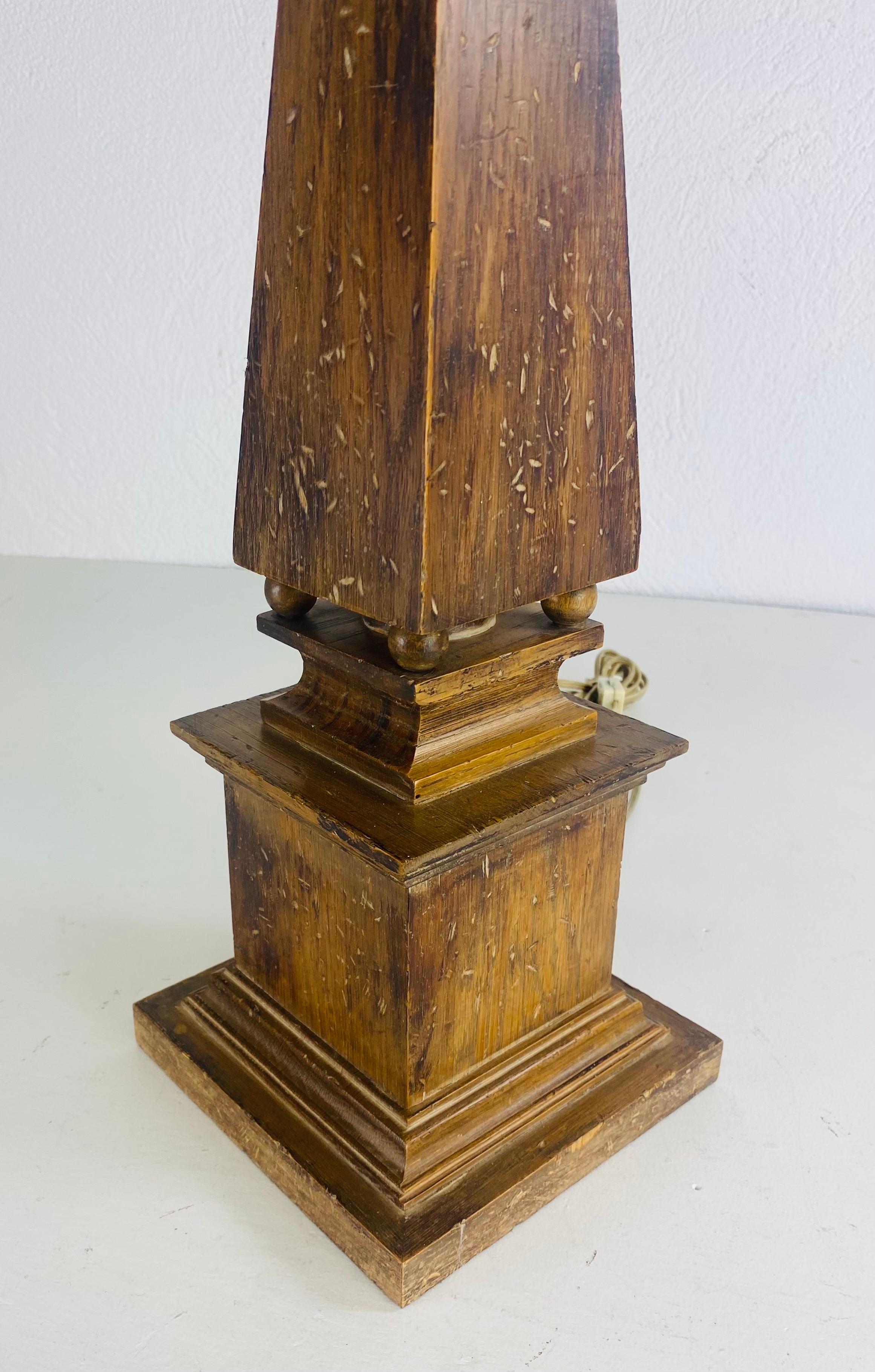 Legno Mid-century vintage large walnut obelisk table lamp in vendita