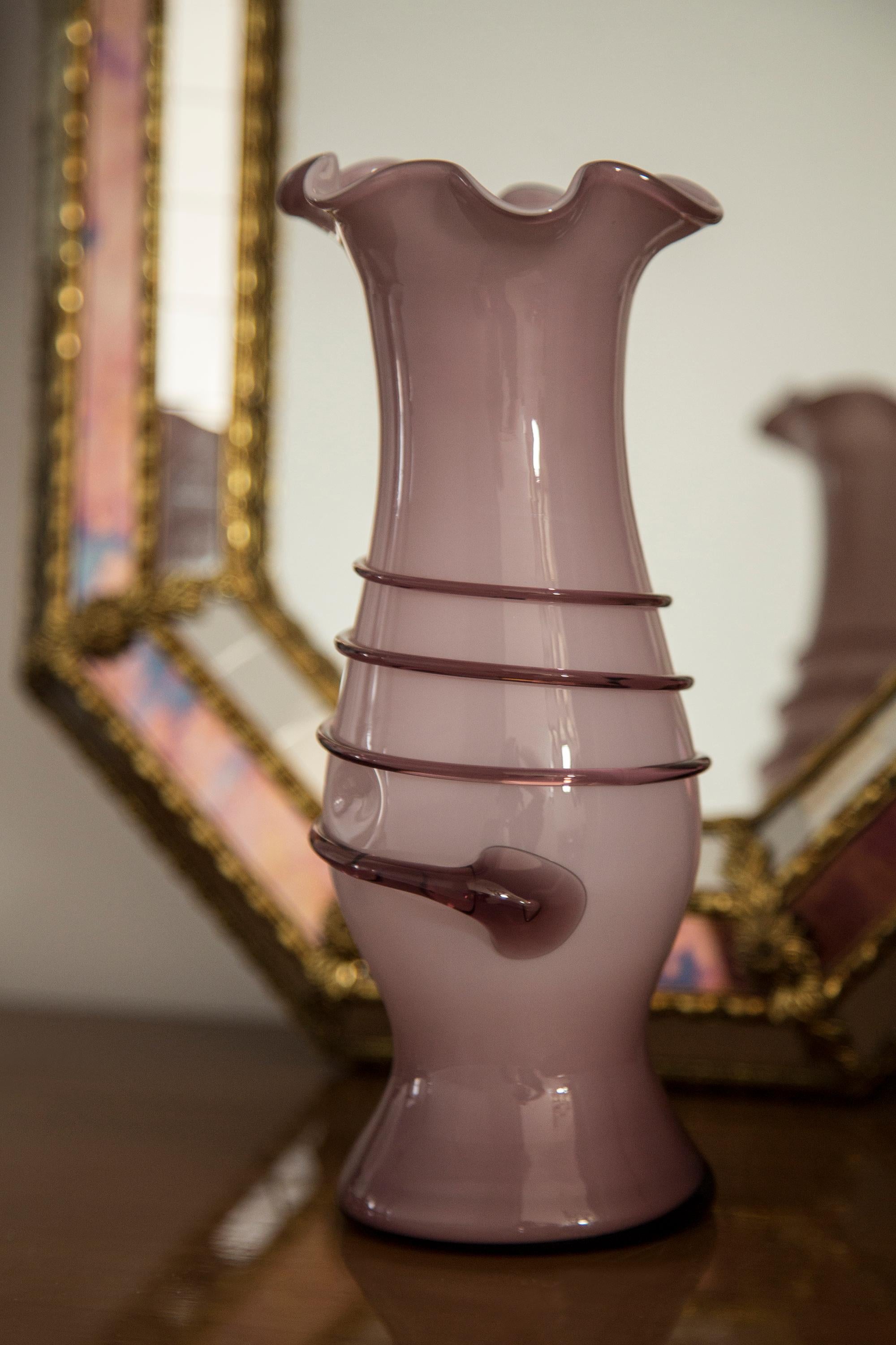 Vetro d'epoca in ottime condizioni. Il vaso sembra appena tolto dalla scatola. Nessun difetto, un solo difetto mostrato nella foto, ecc. Un solo pezzo unico. Vetro di Murano.



.