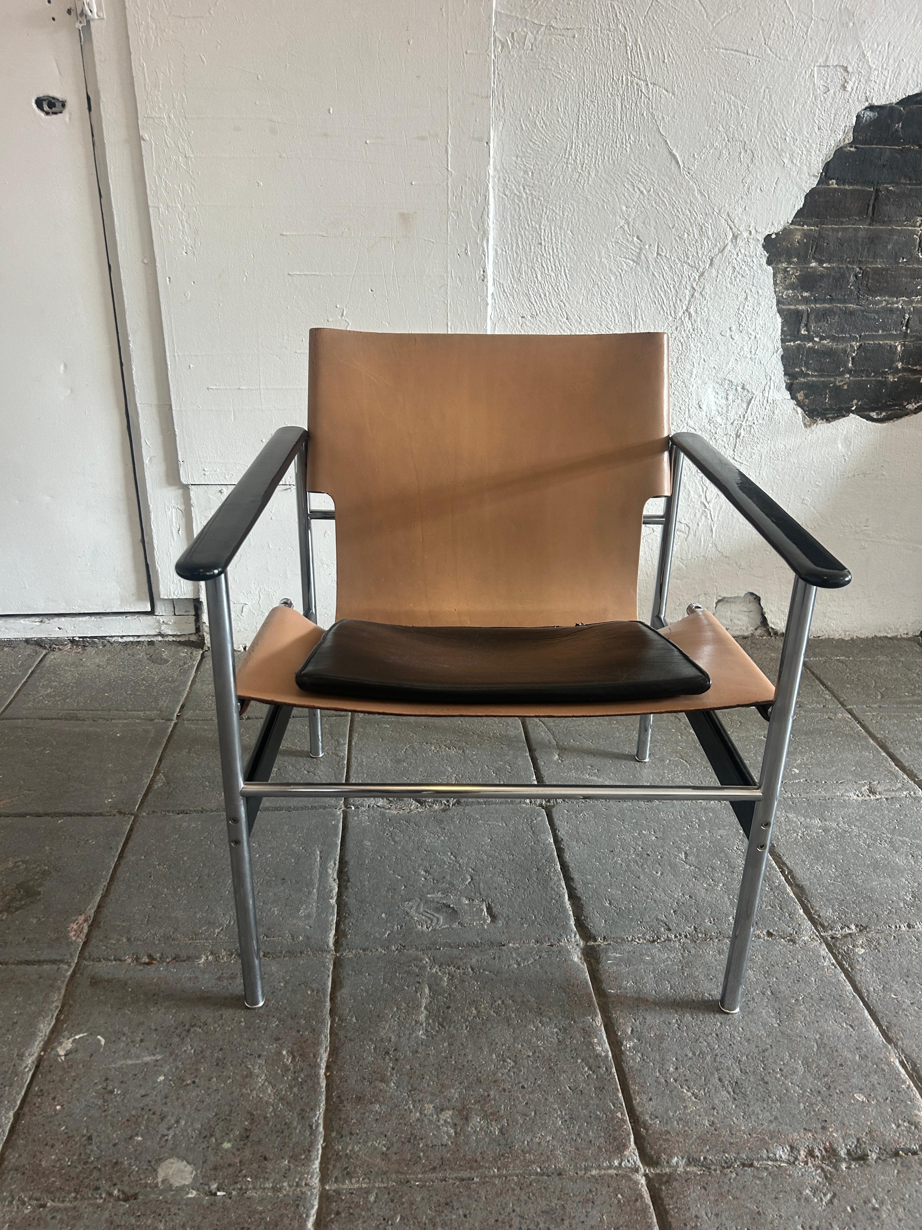 Mid century vintage leather sling lounge chair ‘657’ by Charles pollock. Light tan thick hide leather sling with black cushion. Labeled knoll. Good vintage condition circa 1960. Located in Brooklyn NYC.


Height: 28”
Width: 25”
Depth: 25”