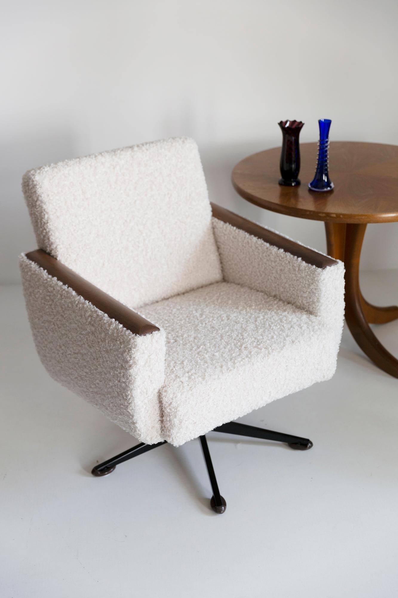 Amazing swivel armchair from the 1960s, produced in the Silesian furniture factory in Swiebodzin - at the moment they are unique. Very comfortable. Due to their dimensions, they perfectly blend in even in small apartments providing comfort and
