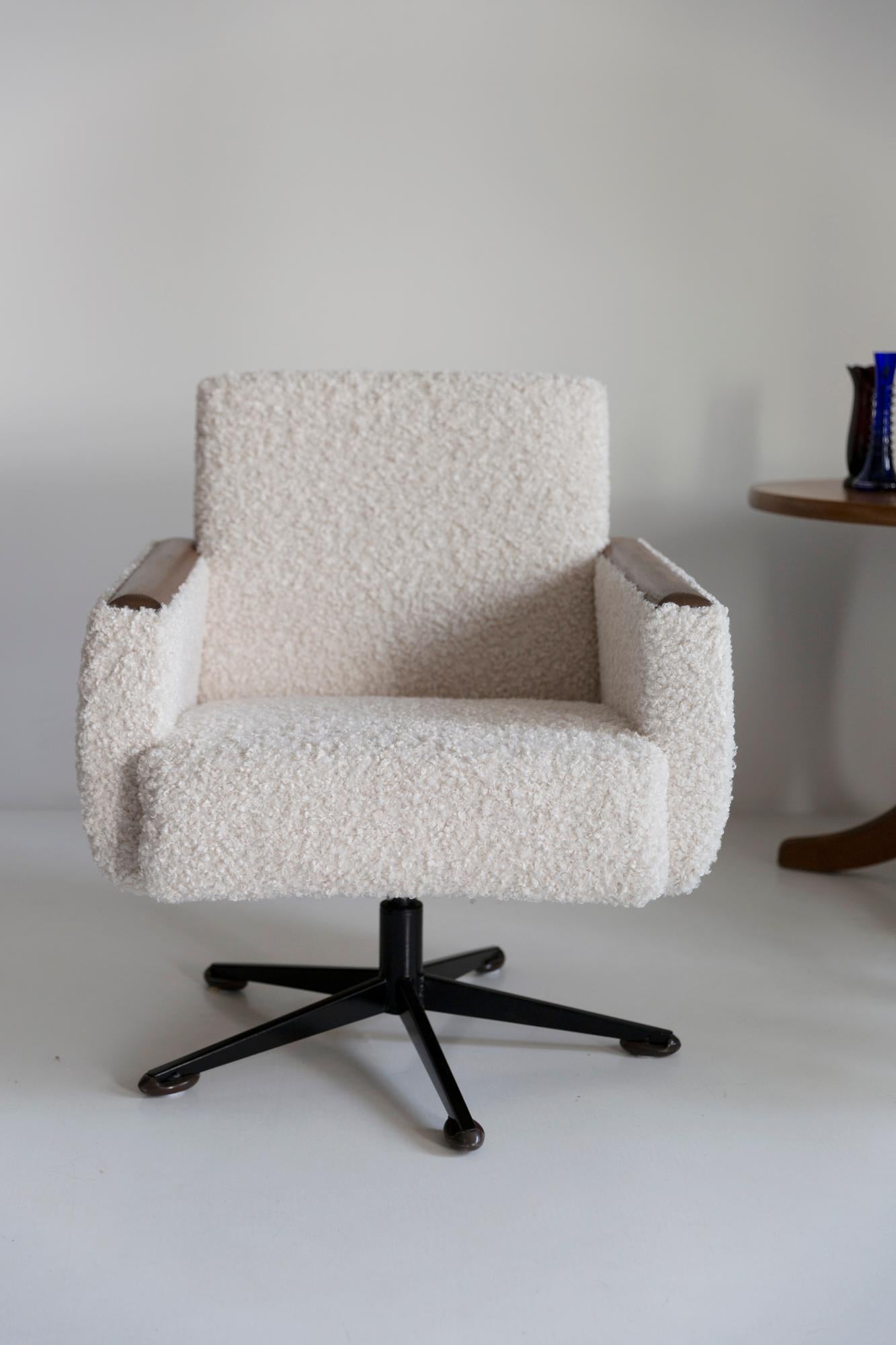 Midcentury Vintage Light Faux Fur Bouclé Swivel Armchair, Europe, 1960s 1