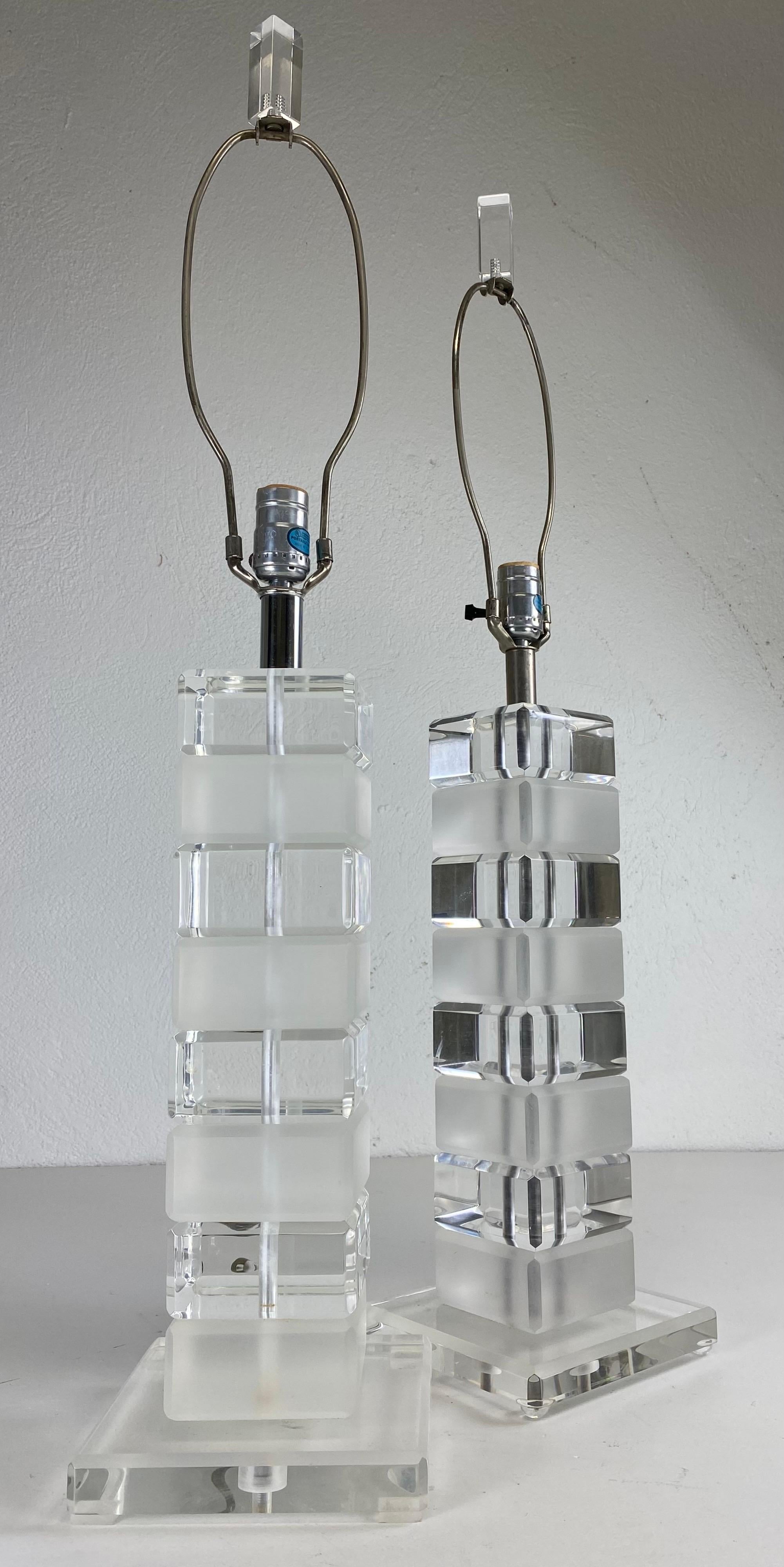 Lampes de table en Lucite vintage du milieu du siècle/une paire en vente 3