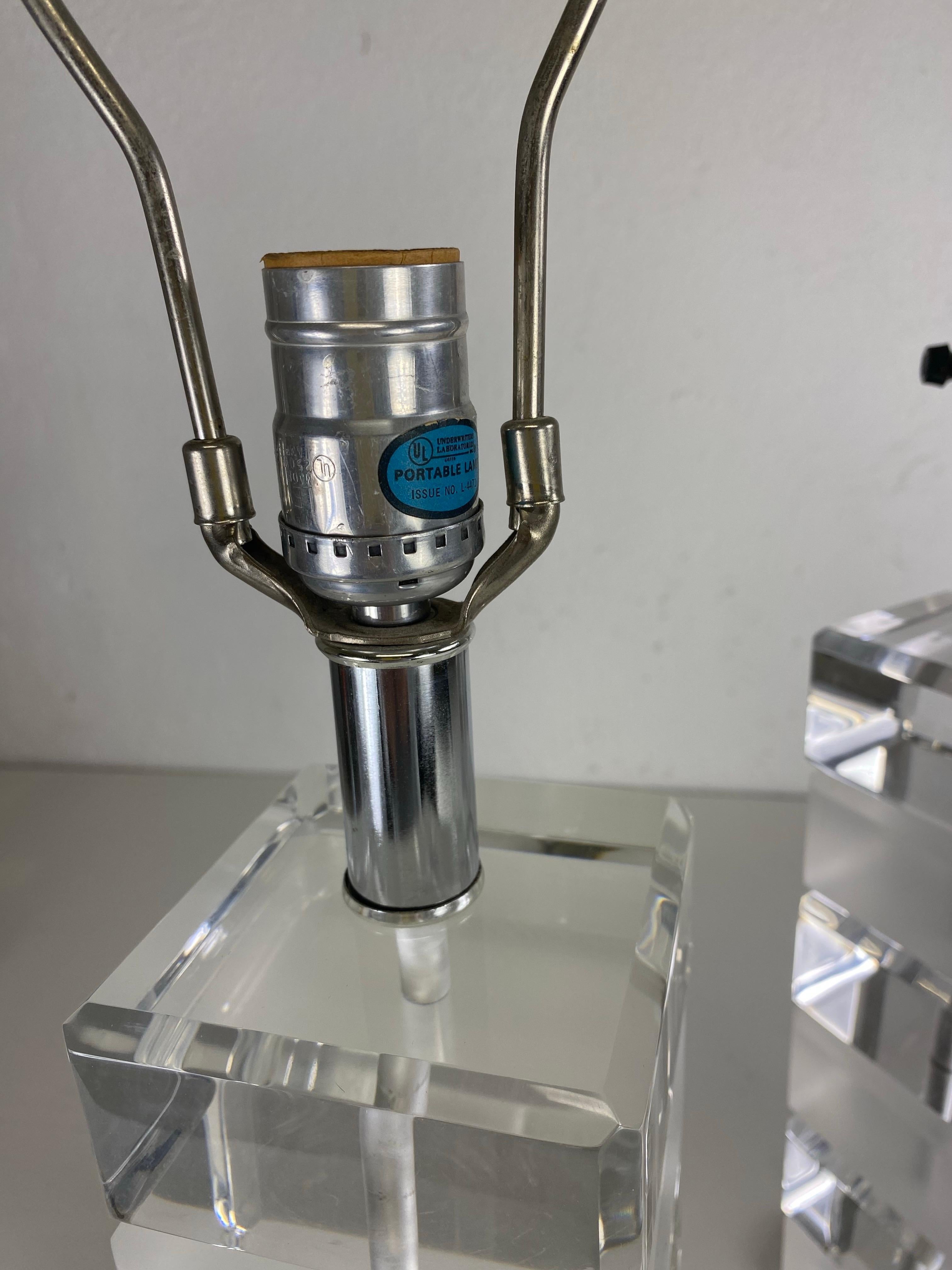 Mid-Century Modern Lampes de table en Lucite vintage du milieu du siècle/une paire en vente