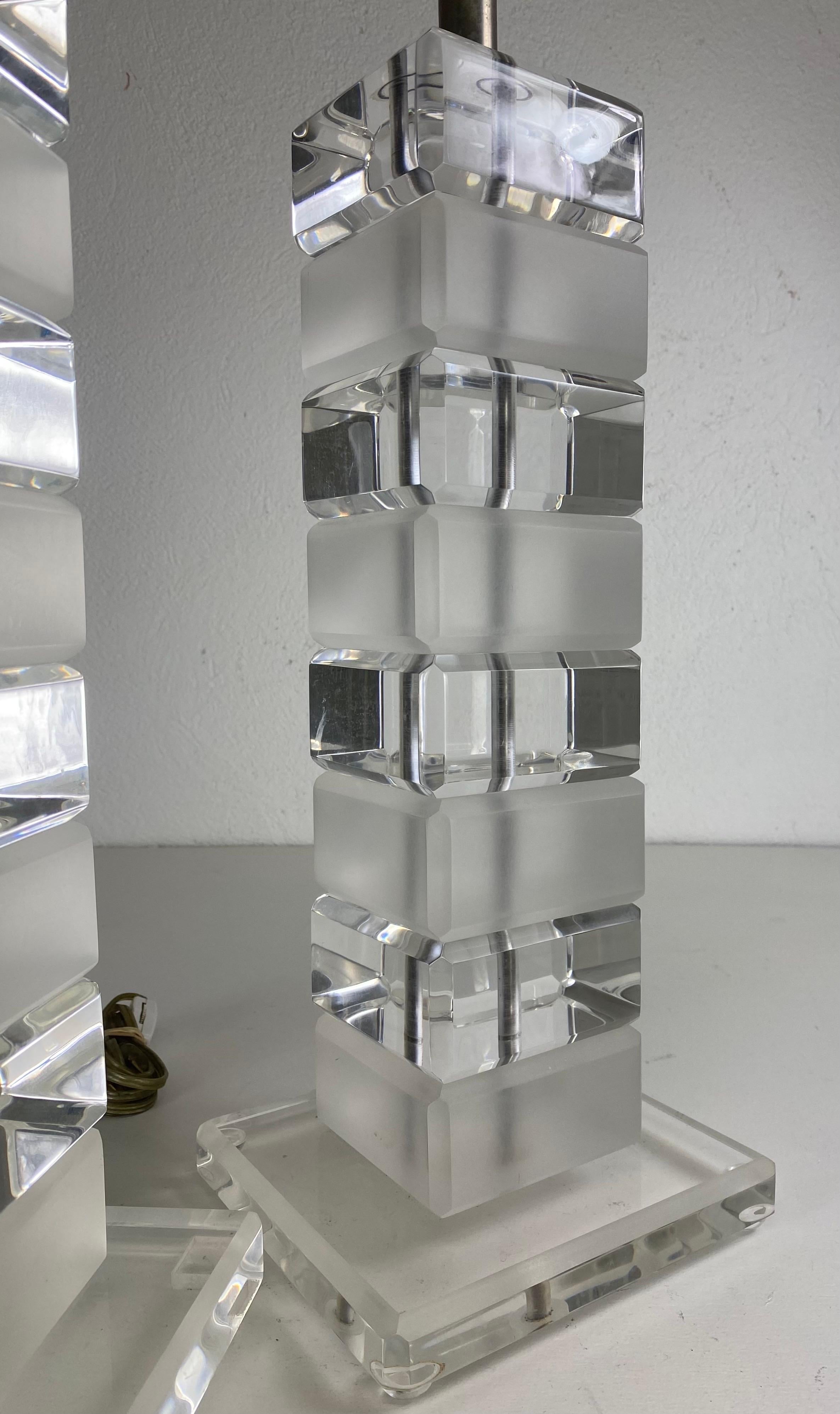 Américain Lampes de table en Lucite vintage du milieu du siècle/une paire en vente