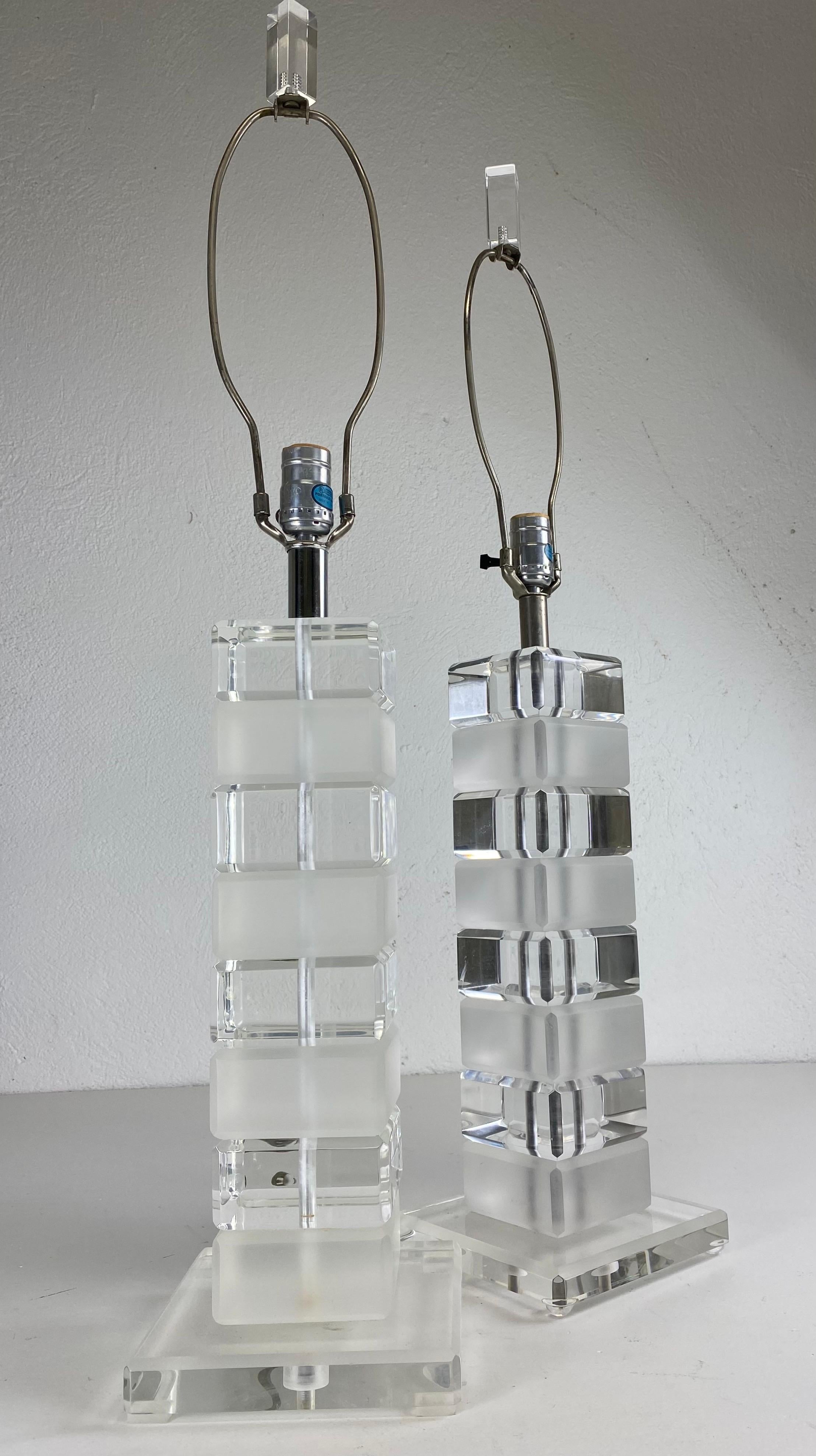 Moulage Lampes de table en Lucite vintage du milieu du siècle/une paire en vente