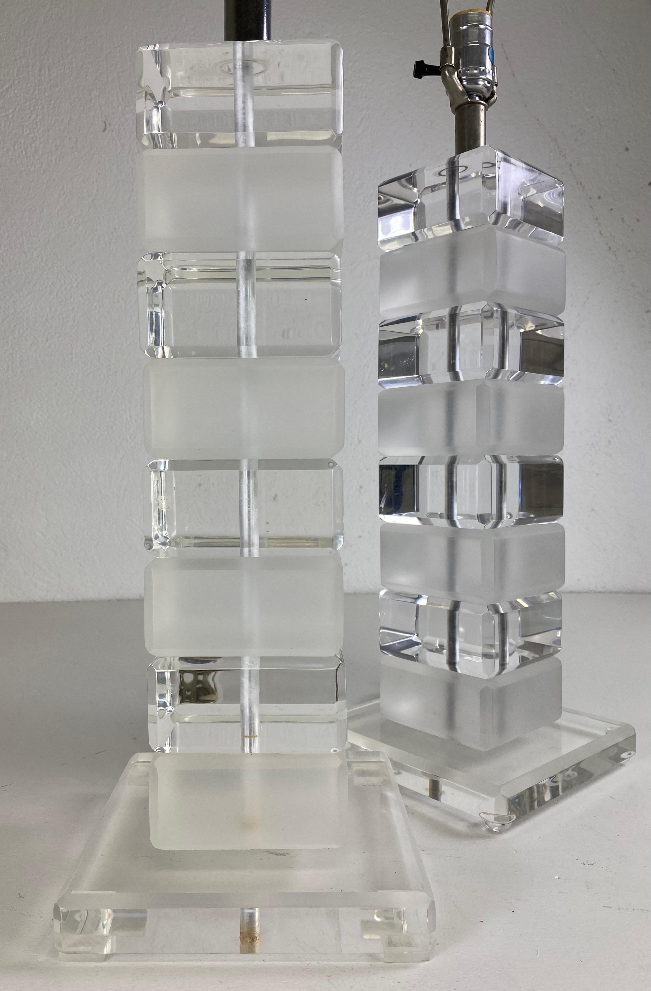 Lampes de table en Lucite vintage du milieu du siècle/une paire Bon état - En vente à Allentown, PA