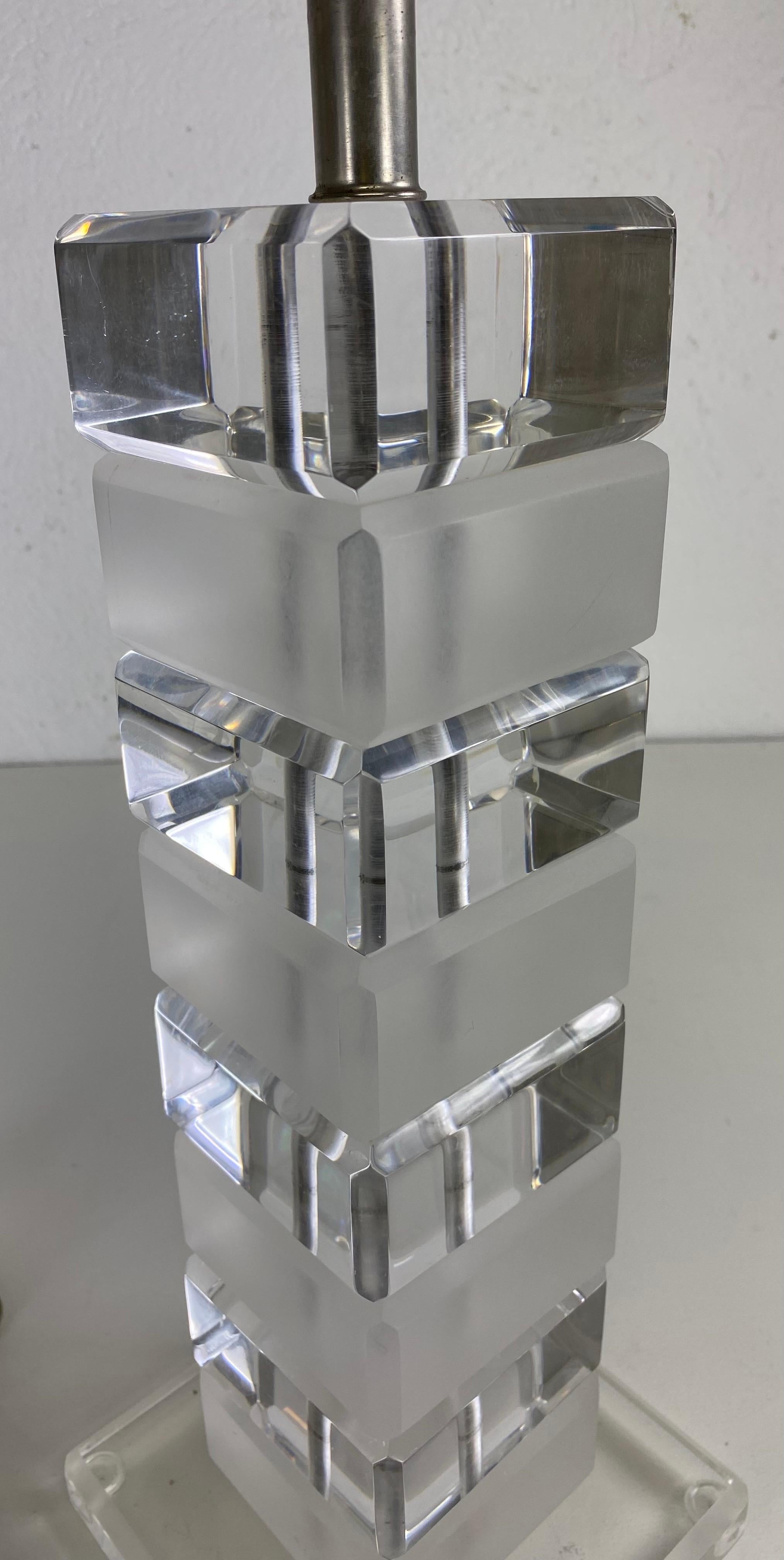 Lampes de table en Lucite vintage du milieu du siècle/une paire en vente 2