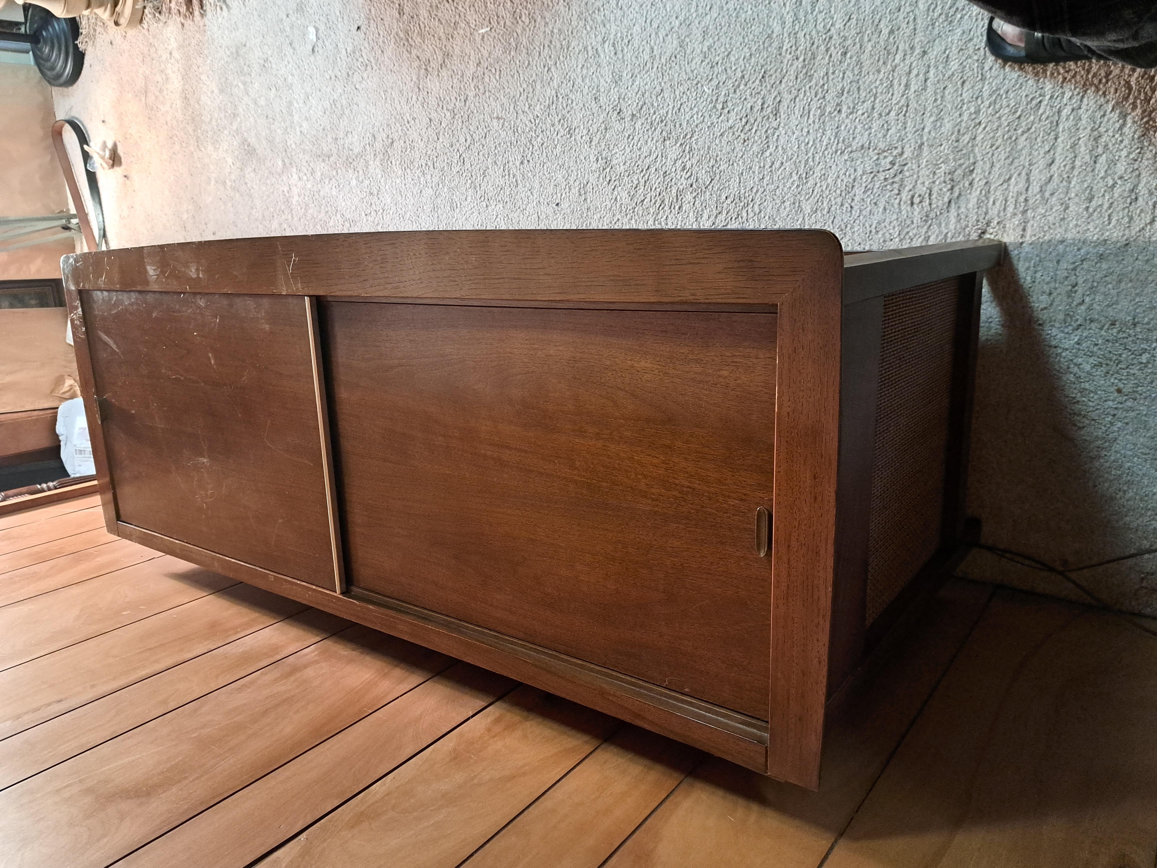 Vintage Magnavox-Spiegelwechsel- Stereo-Konsole, Mid-Century im Zustand „Gut“ im Angebot in East Freetown, MA