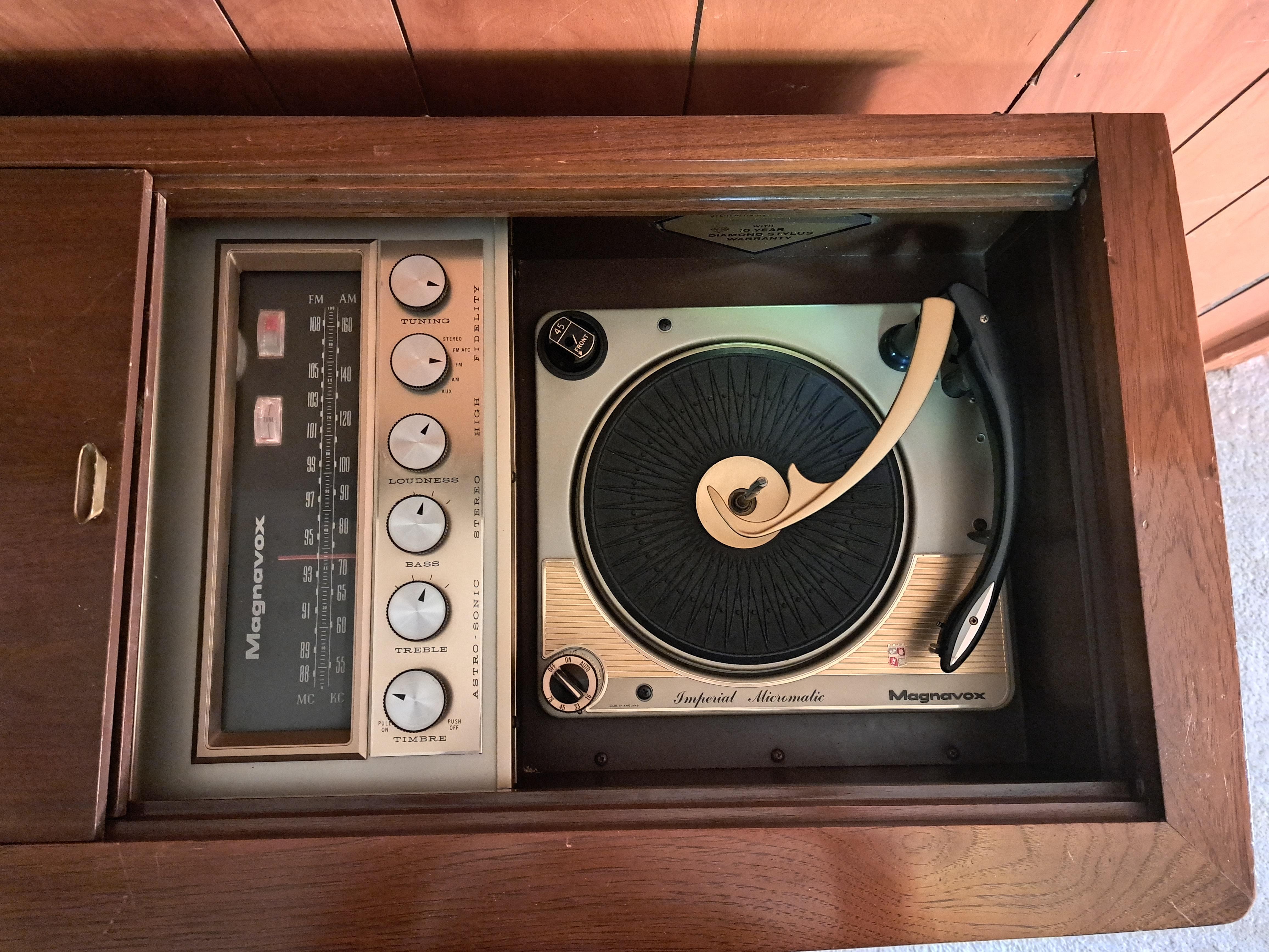 Vintage Magnavox-Spiegelwechsel- Stereo-Konsole, Mid-Century (20. Jahrhundert) im Angebot