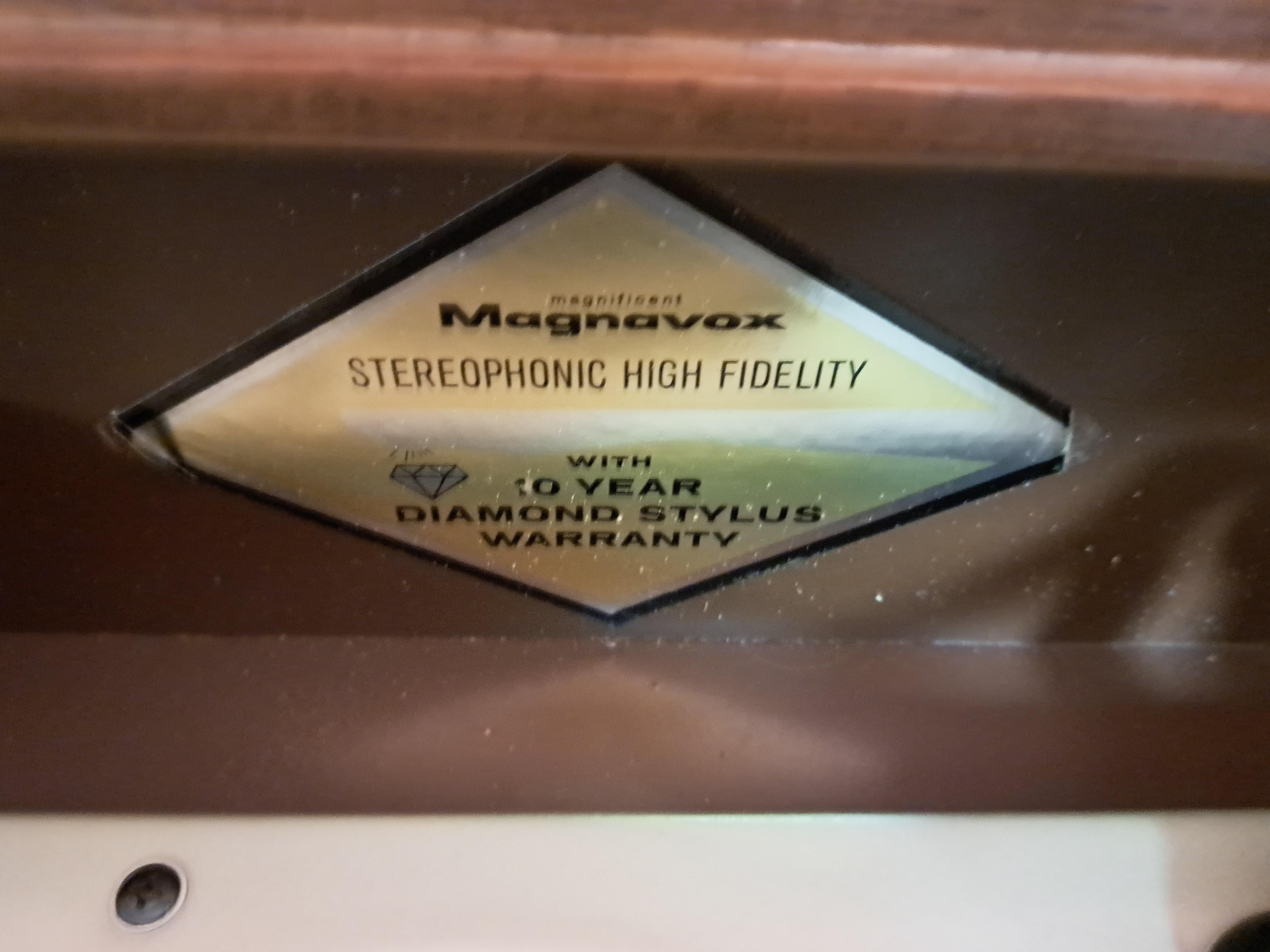 Vintage Magnavox-Spiegelwechsel- Stereo-Konsole, Mid-Century (Walnuss) im Angebot