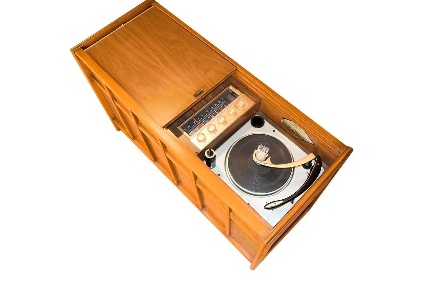 magnavox record player cabinet models