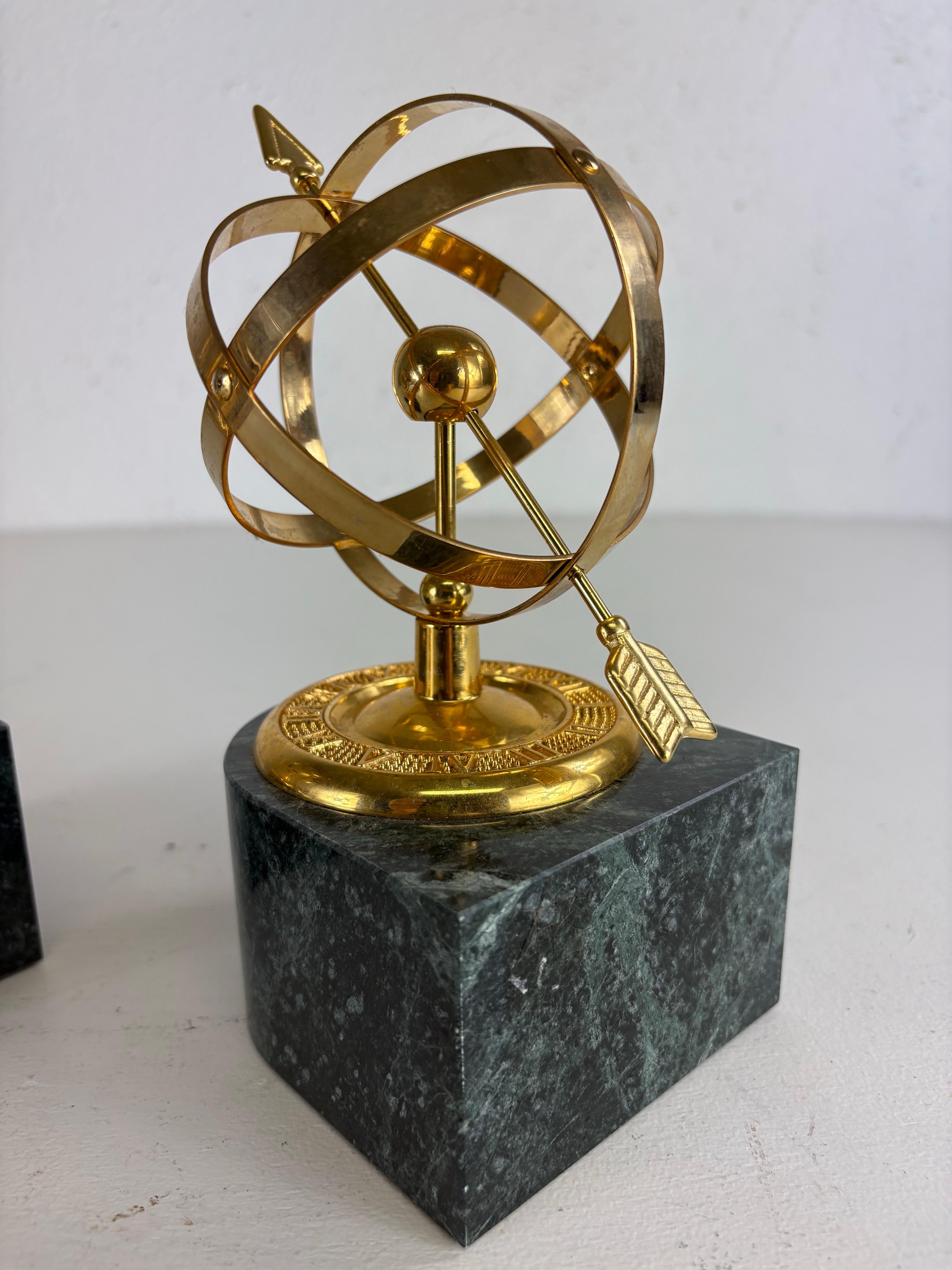 Fermalibri armillare in marmo e ottone della metà del secolo scorso/coppia In condizioni buone in vendita a Allentown, PA