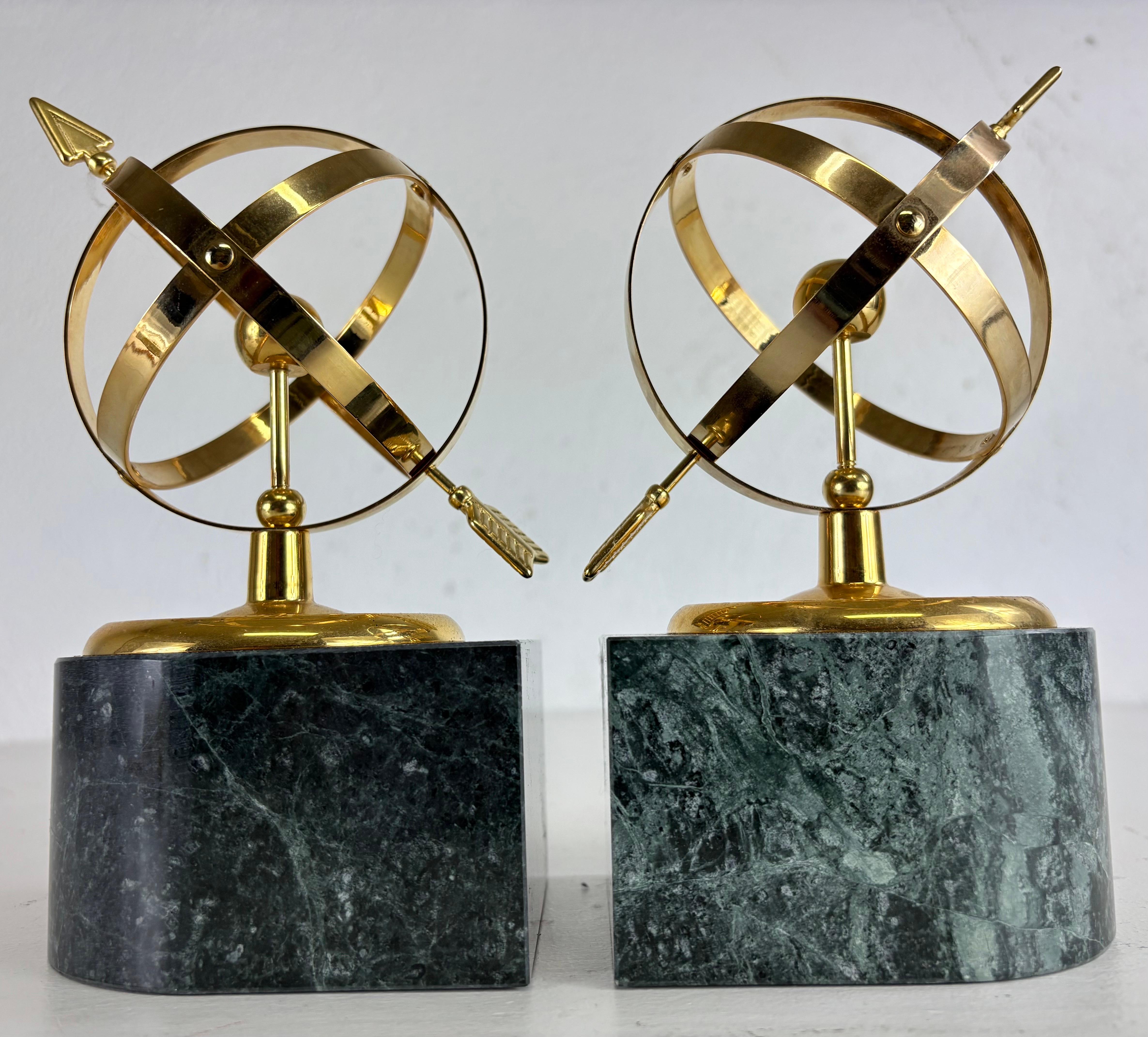 Fine XX secolo Fermalibri armillare in marmo e ottone della metà del secolo scorso/coppia in vendita