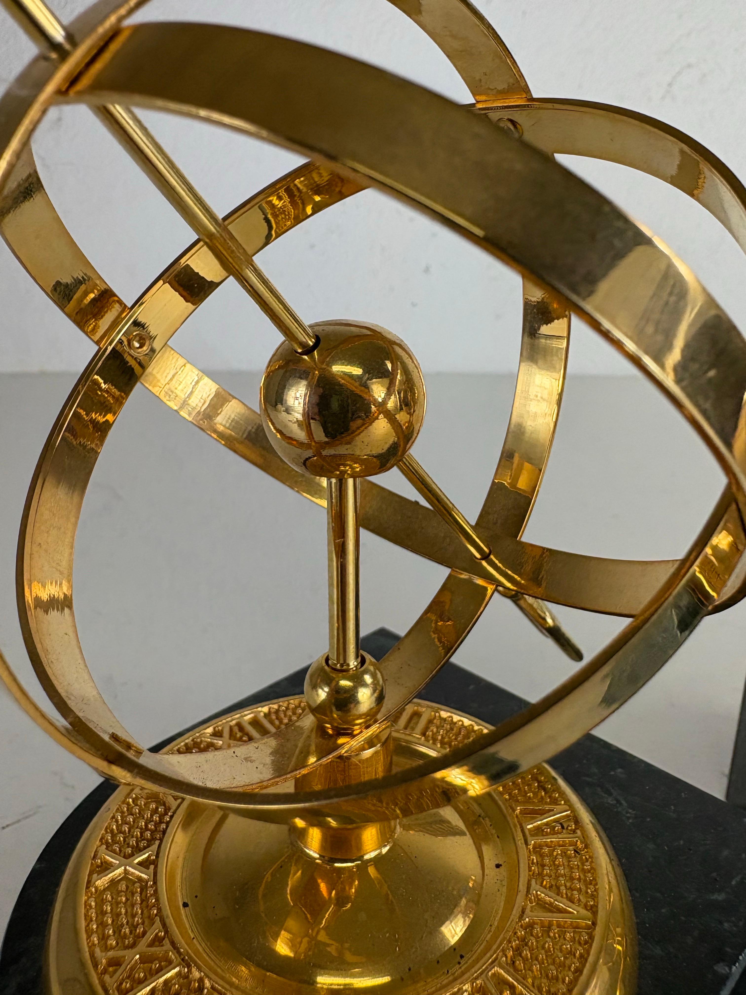 Ottone Fermalibri armillare in marmo e ottone della metà del secolo scorso/coppia in vendita