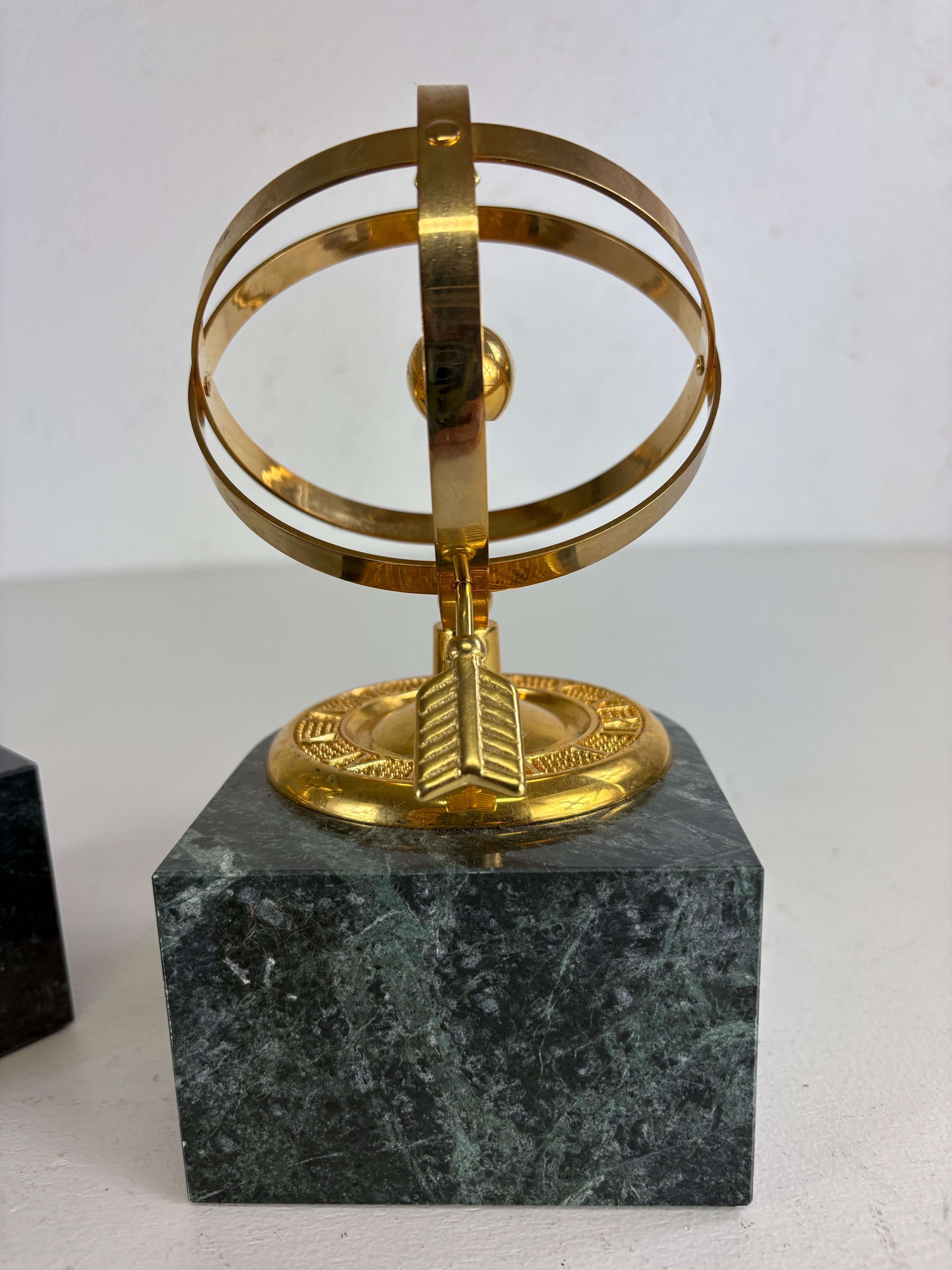 Fermalibri armillare in marmo e ottone della metà del secolo scorso/coppia in vendita 1