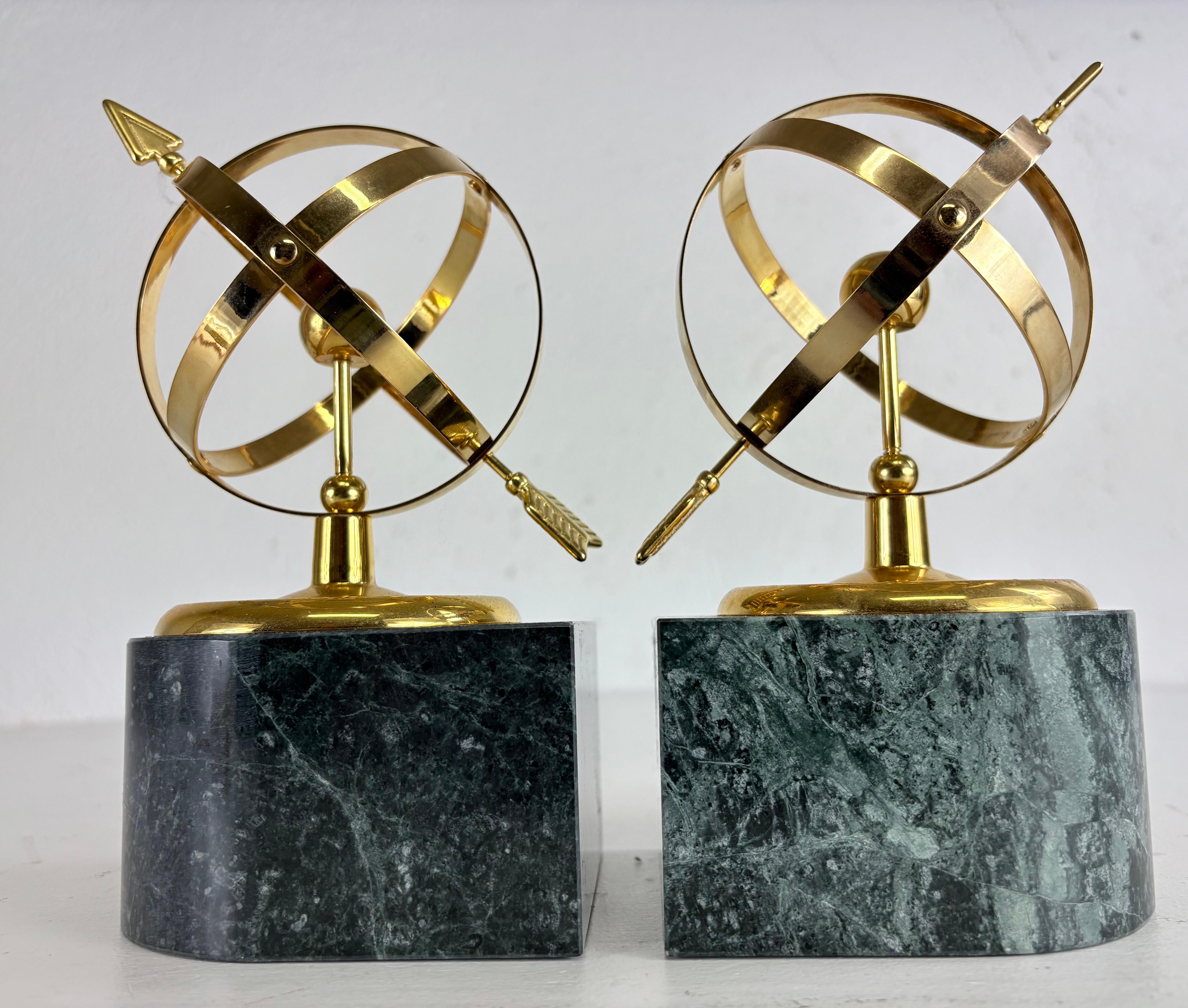 Fermalibri armillare in marmo e ottone della metà del secolo scorso/coppia in vendita 3