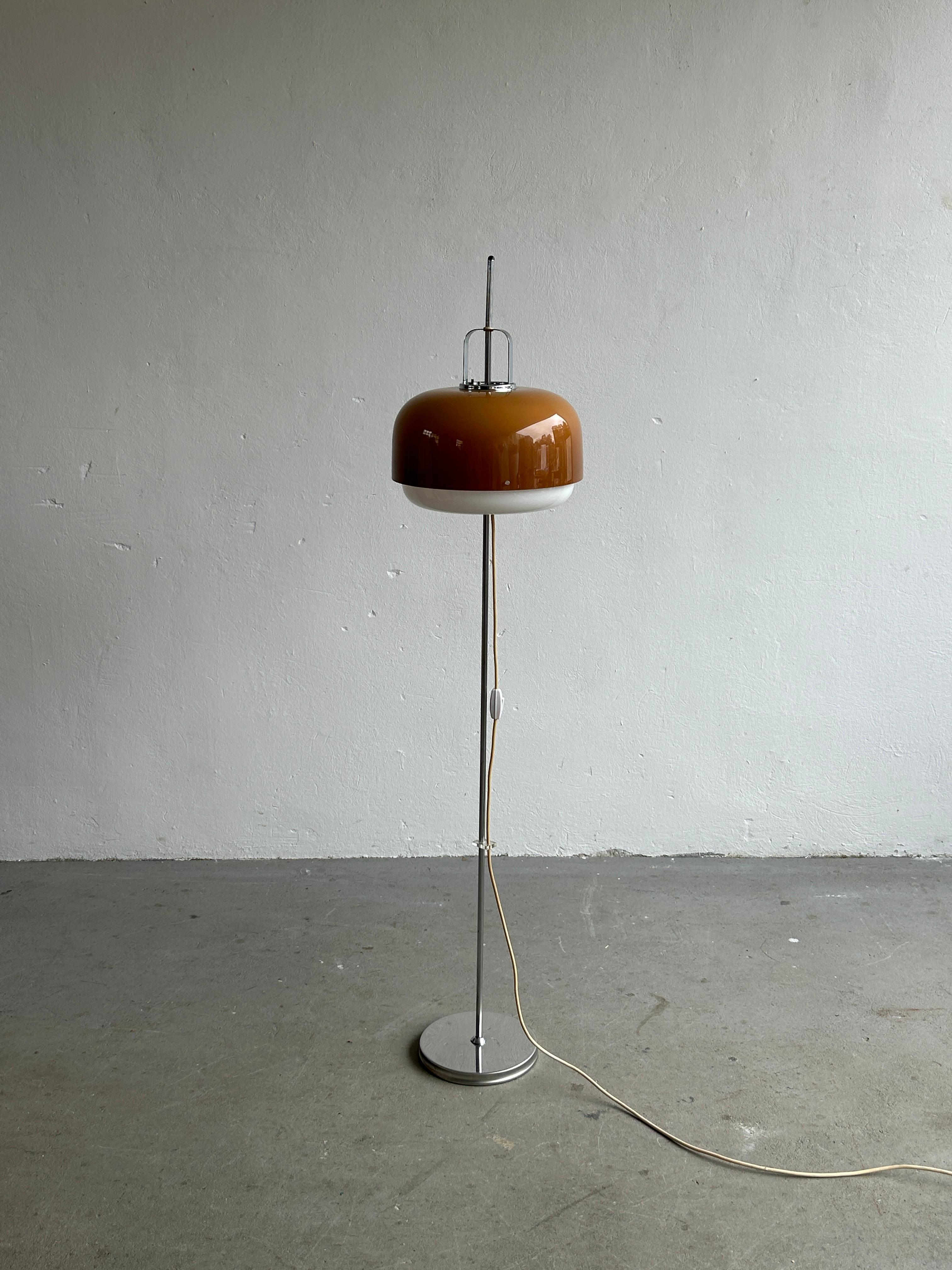 A beautiful brown and white midcentury floor lamp designed by Harvey Guzzini Studio for Meblo in the 1970s. Made from chromed metal and plastic. Can be adjusted to any height.

The item is very well preserved, in very good and original vintage