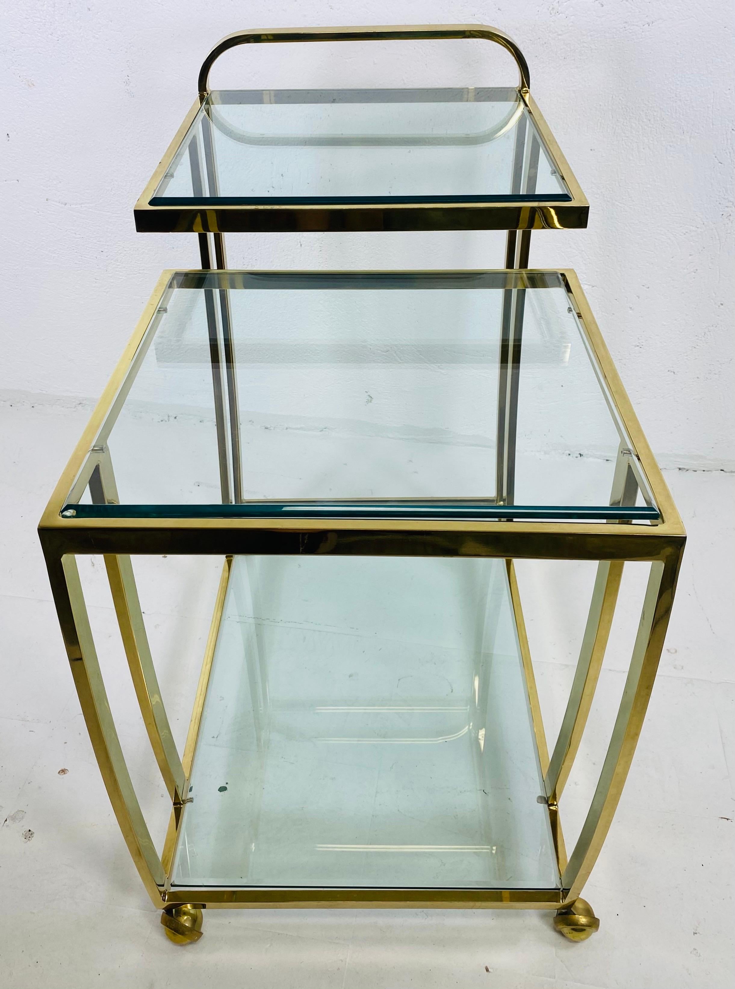 Carrito de bebidas de latón y cristal Milo Baughman vintage de mediados de siglo Estadounidense en venta