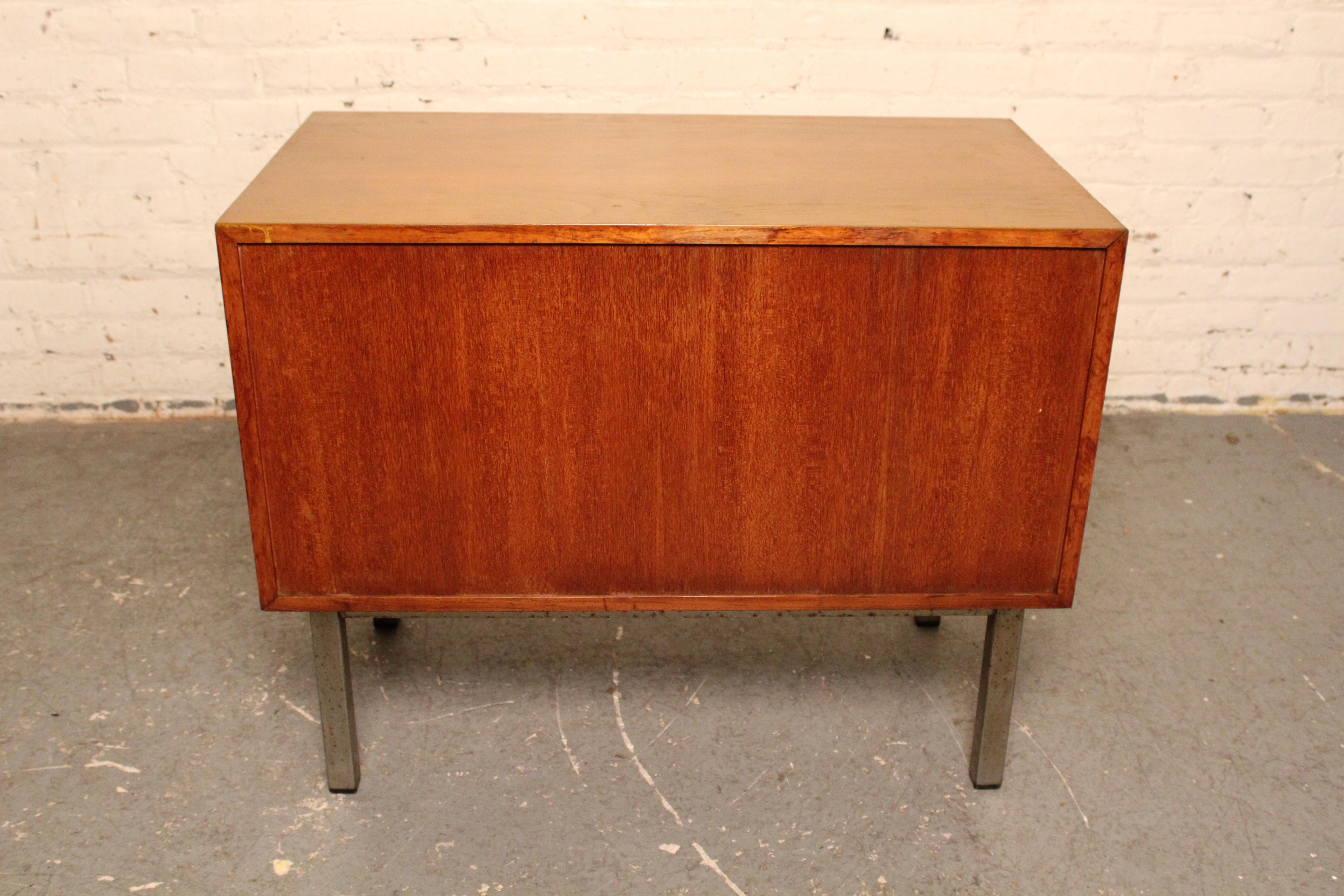 Mini credenza da ufficio vintage di metà secolo in vendita 3