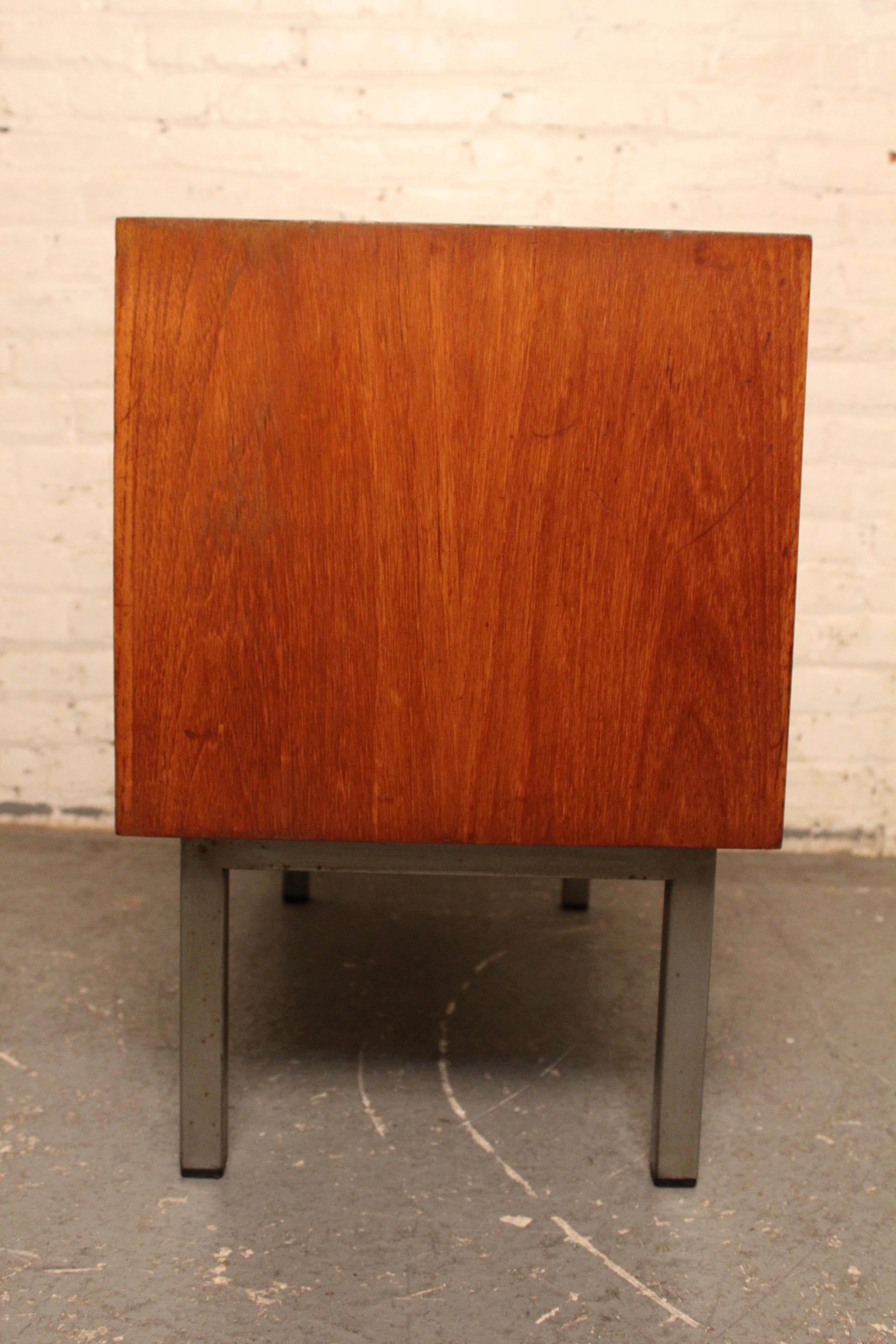 Mini credenza da ufficio vintage di metà secolo in vendita 4