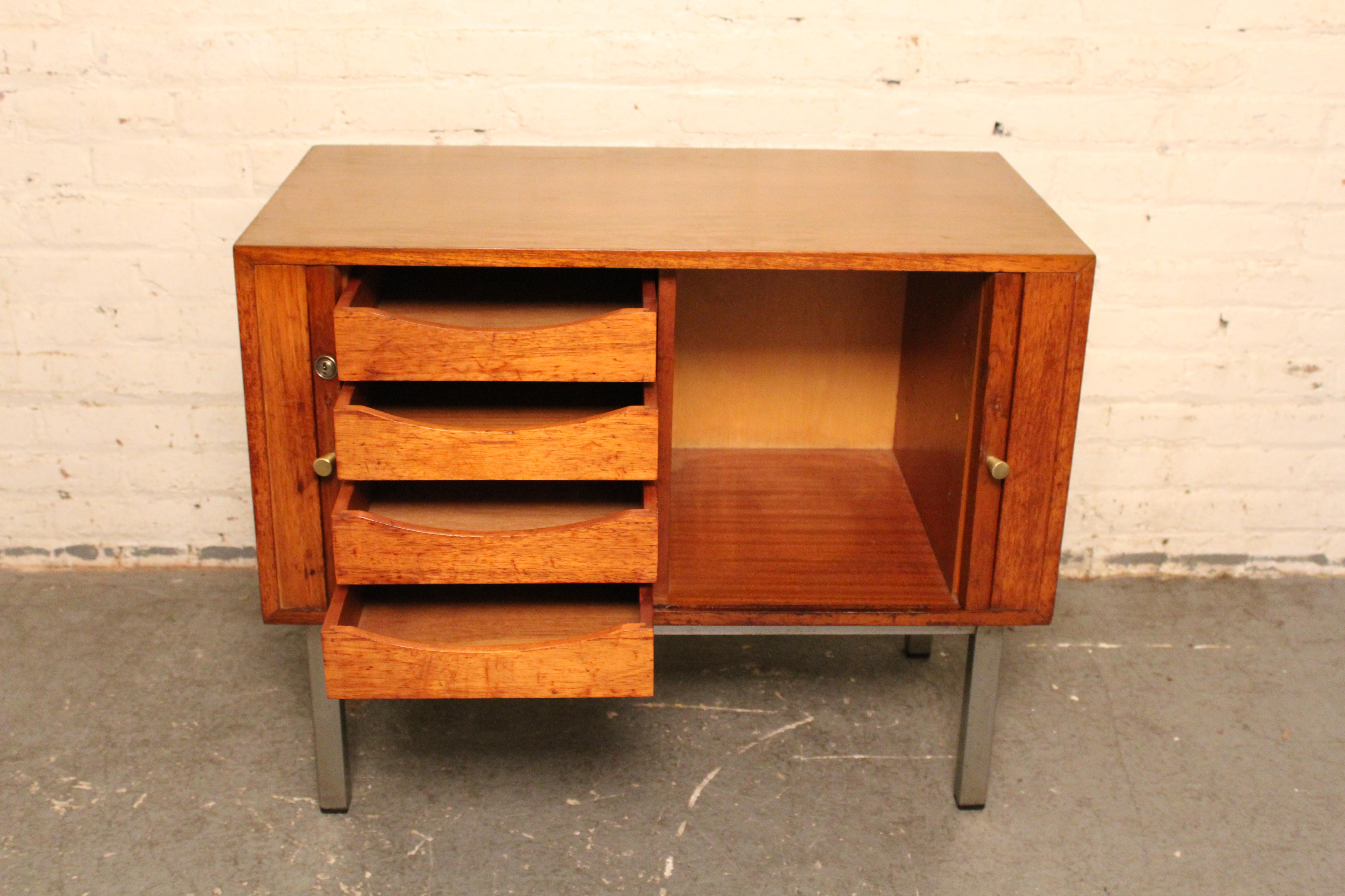 Mid-Century moderno Mini credenza da ufficio vintage di metà secolo in vendita