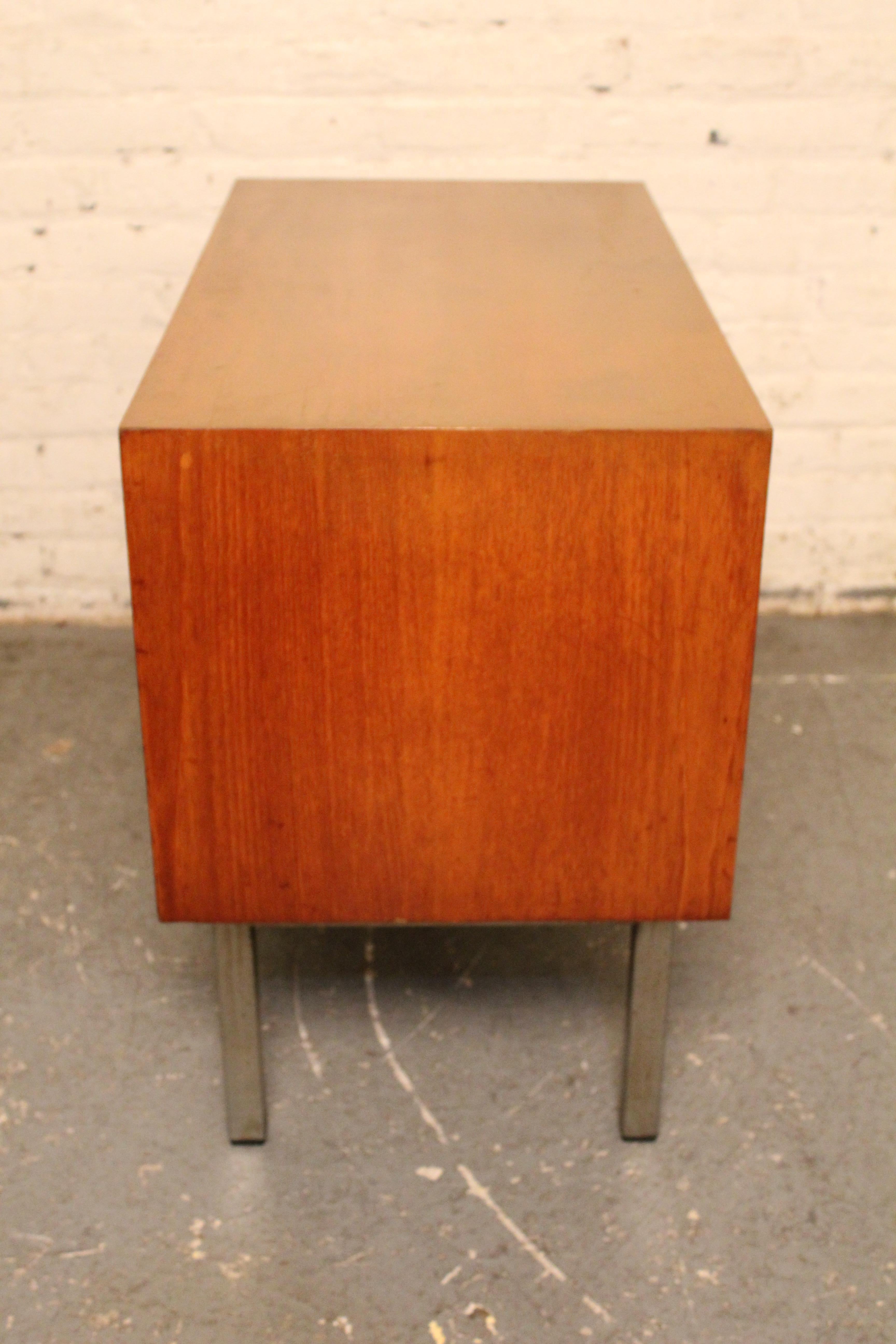 Mini credenza da ufficio vintage di metà secolo in vendita 2