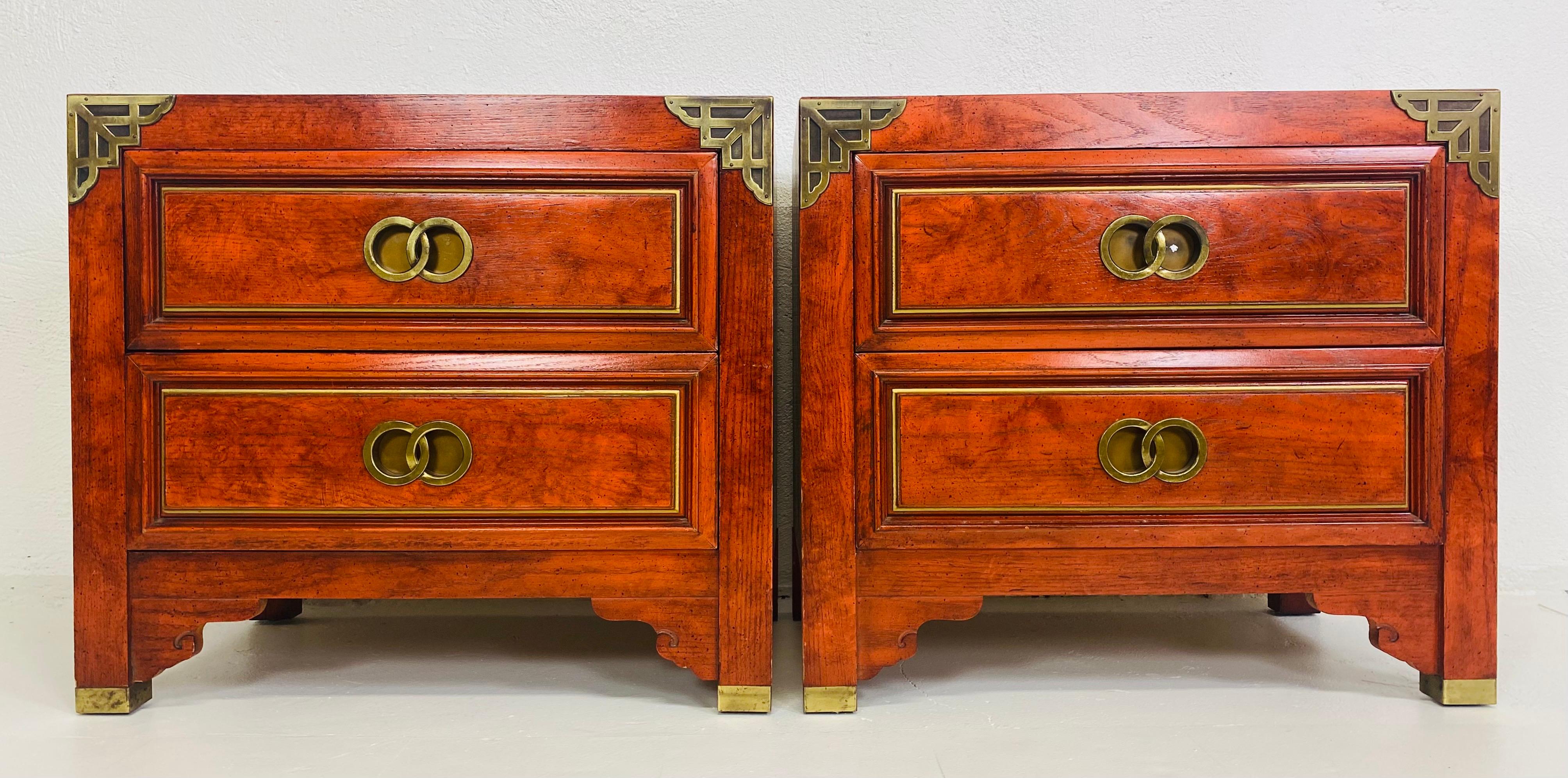 Asiatisch inspirierte Mid-Century-Modern-Nachttische/ ein Paar (Gemalt) im Angebot